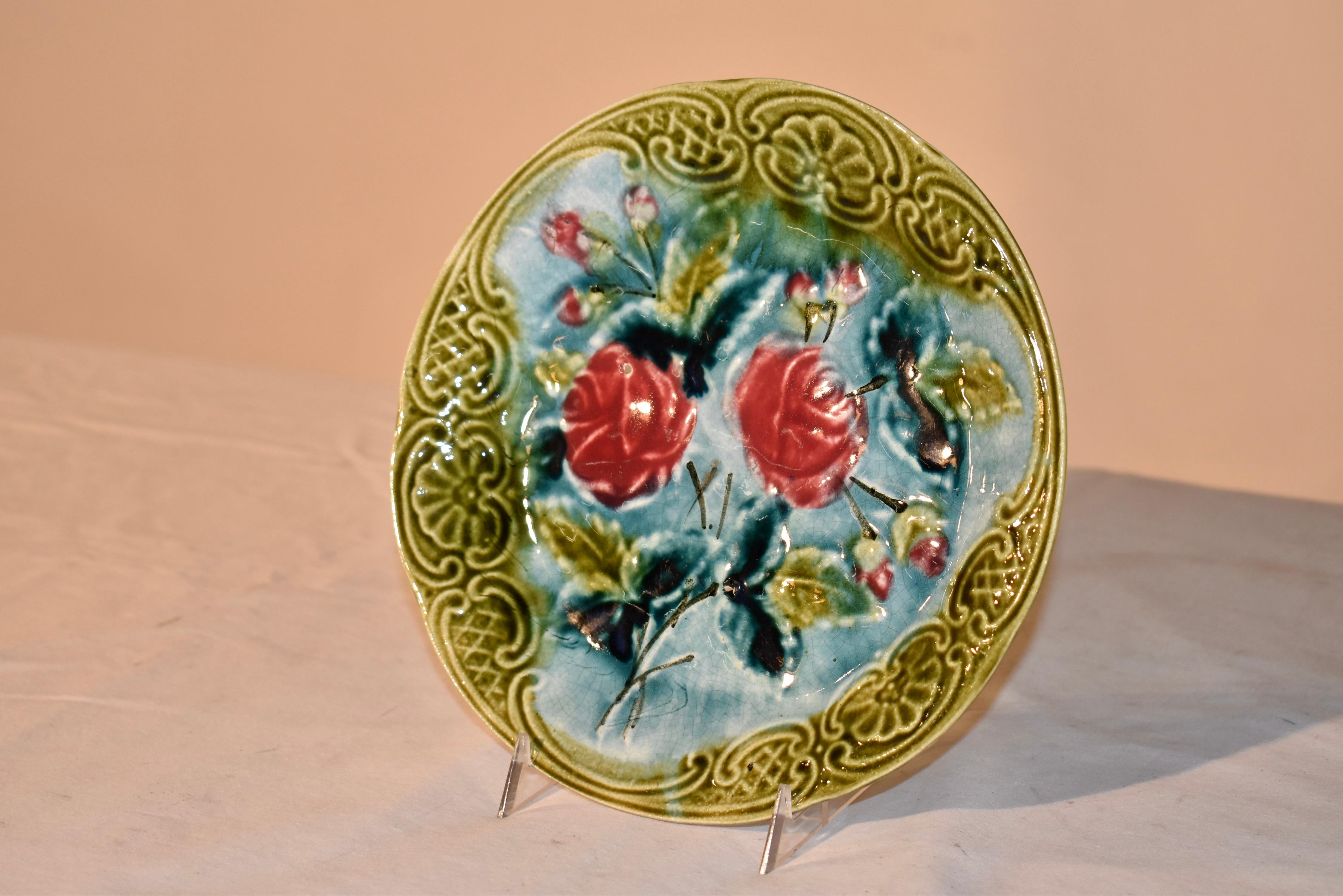 Français Assiette en majolique française du 19ème siècle avec roses en vente