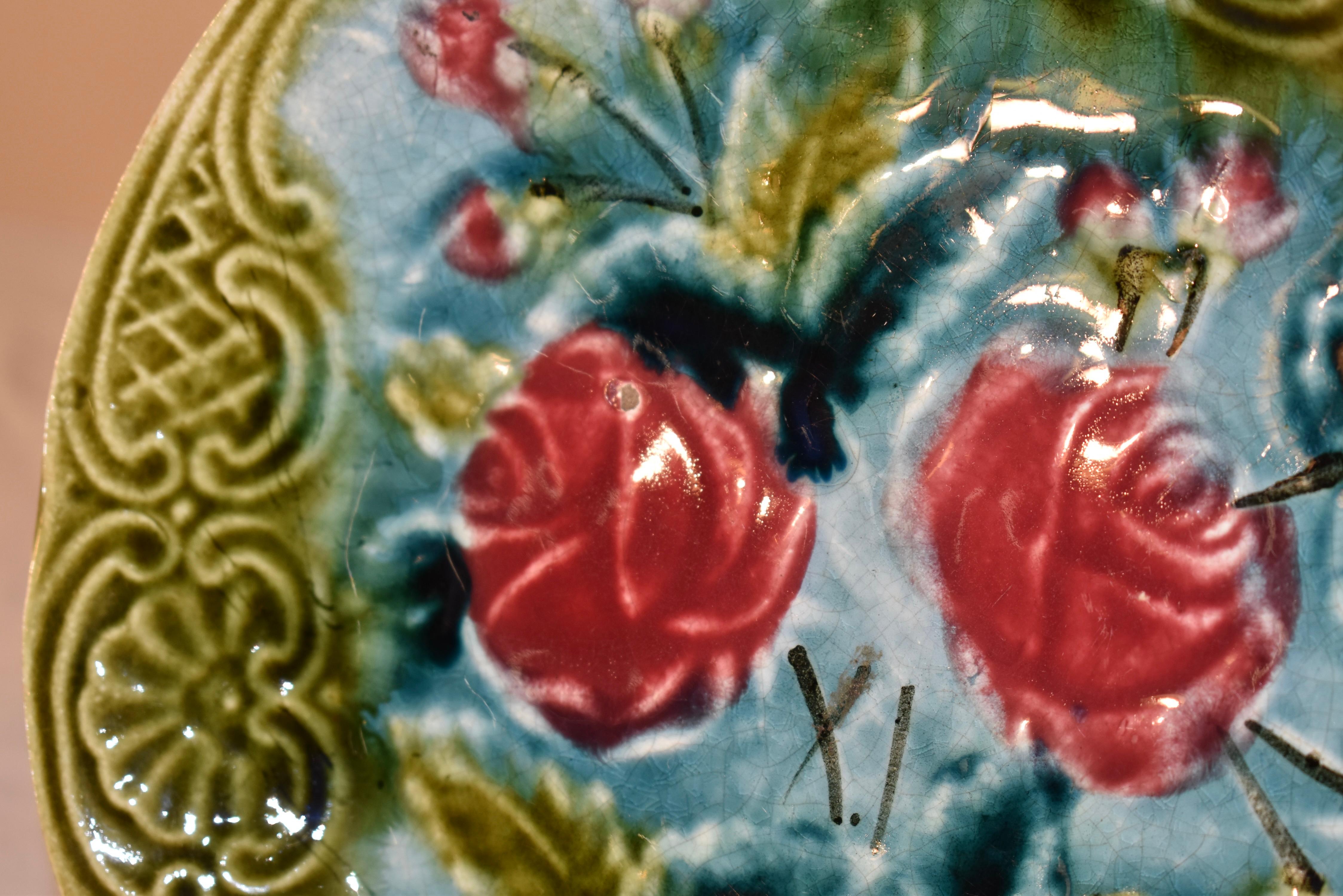 Vernissé Assiette en majolique française du 19ème siècle avec roses en vente