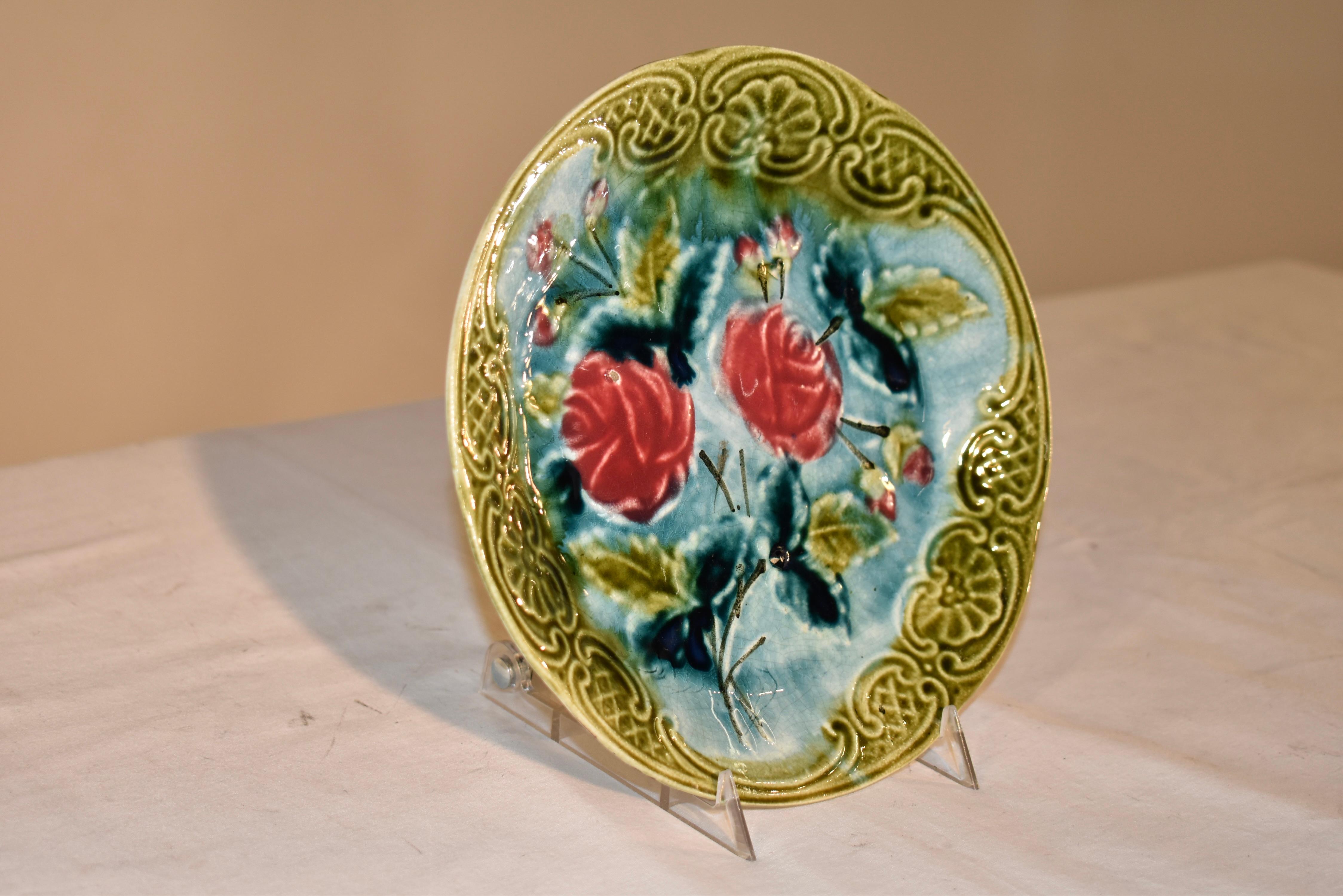 Assiette en majolique française du 19ème siècle avec roses Bon état - En vente à High Point, NC