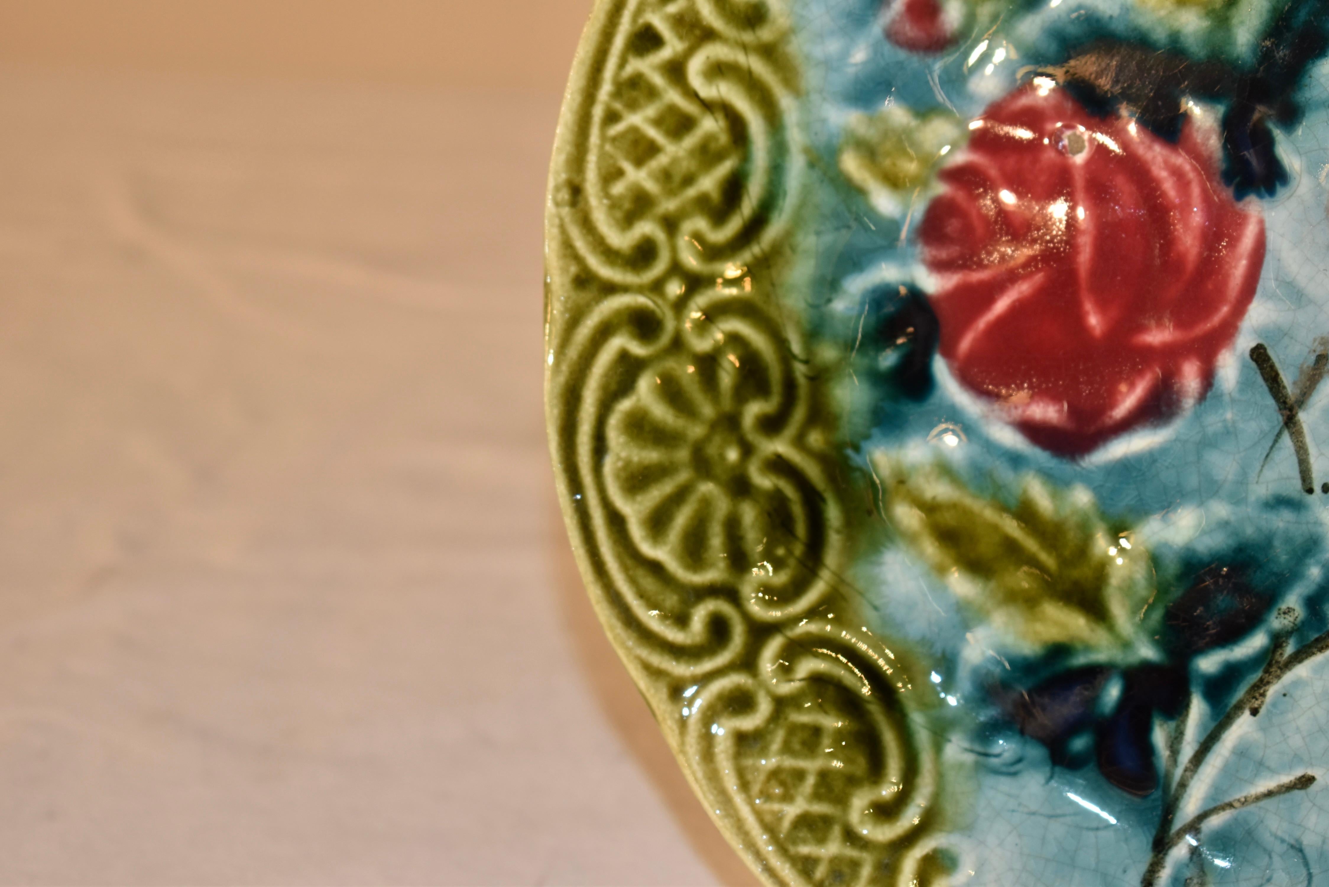 XIXe siècle Assiette en majolique française du 19ème siècle avec roses en vente