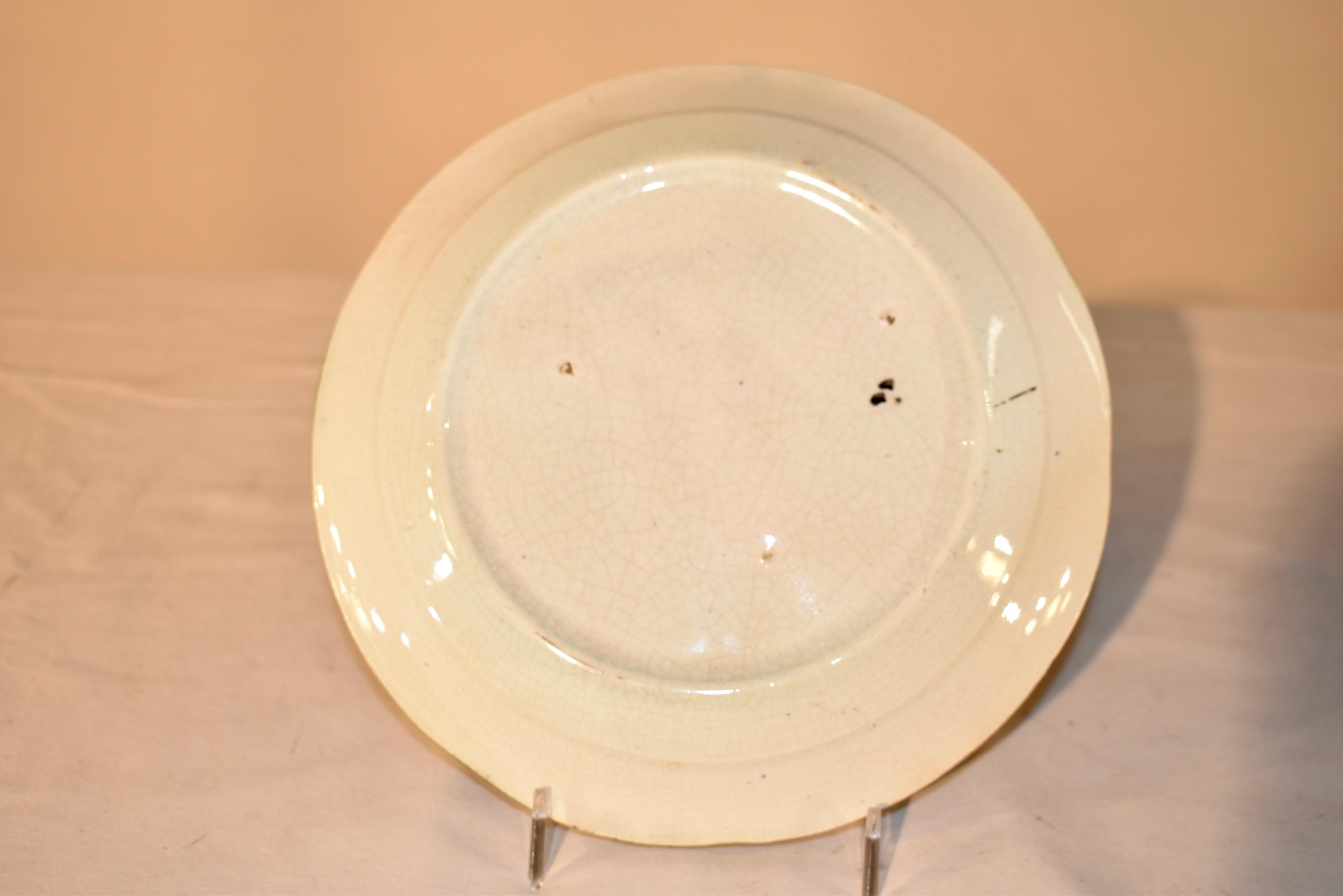 Céramique Assiette en majolique française du 19ème siècle avec roses en vente