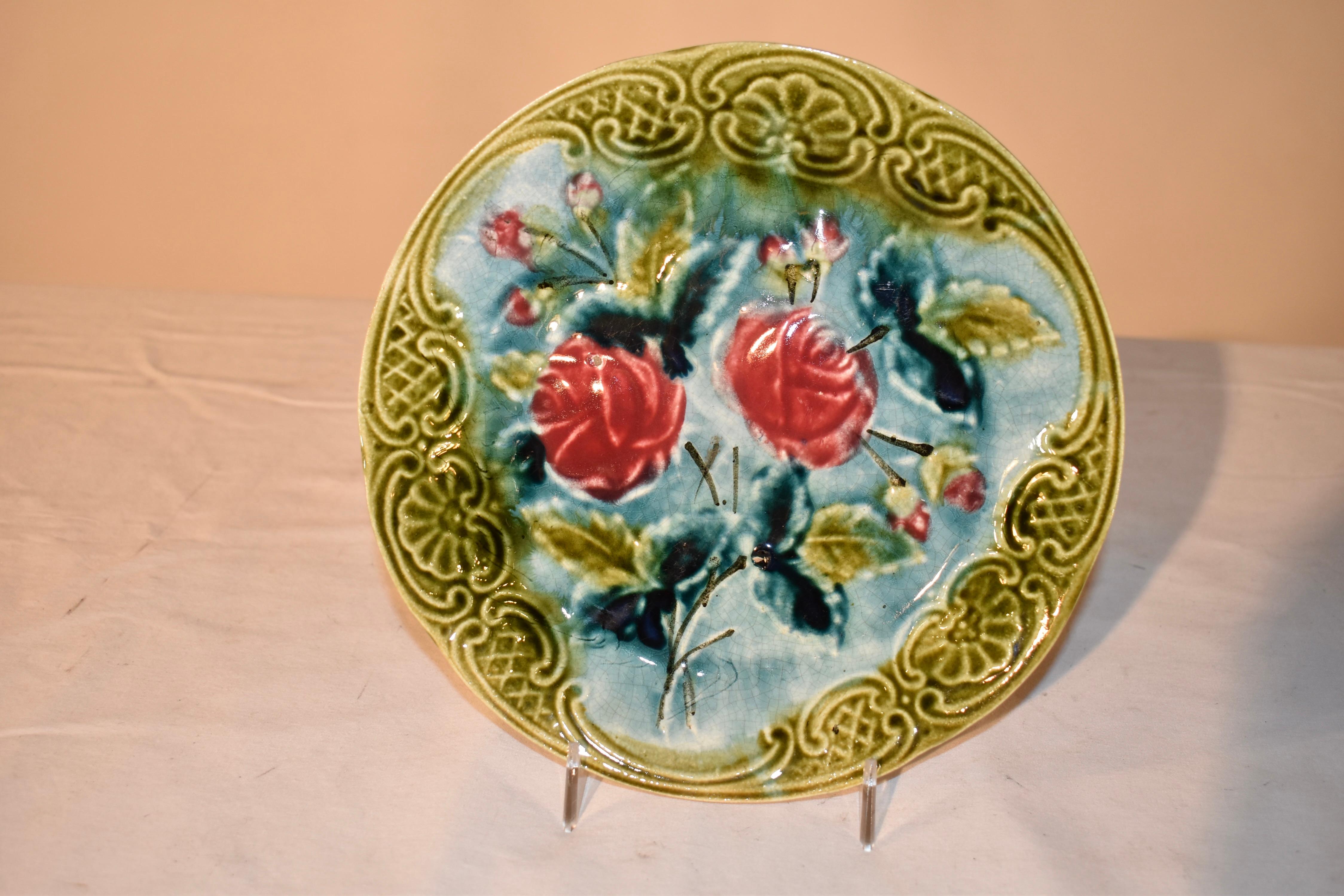 Assiette en majolique française du 19ème siècle avec roses en vente 2