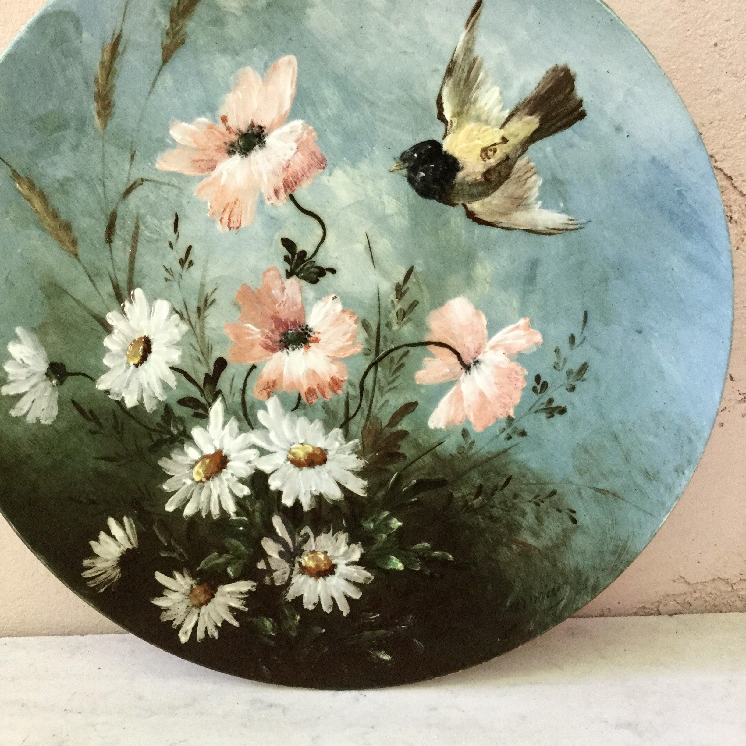 Charmante 19. Jahrhundert Französisch Majolika gemalt Platte Vogel und weißen Gänseblümchen und Mohnblumen unterzeichnet Longwy.
Zeit des Impressionismus.