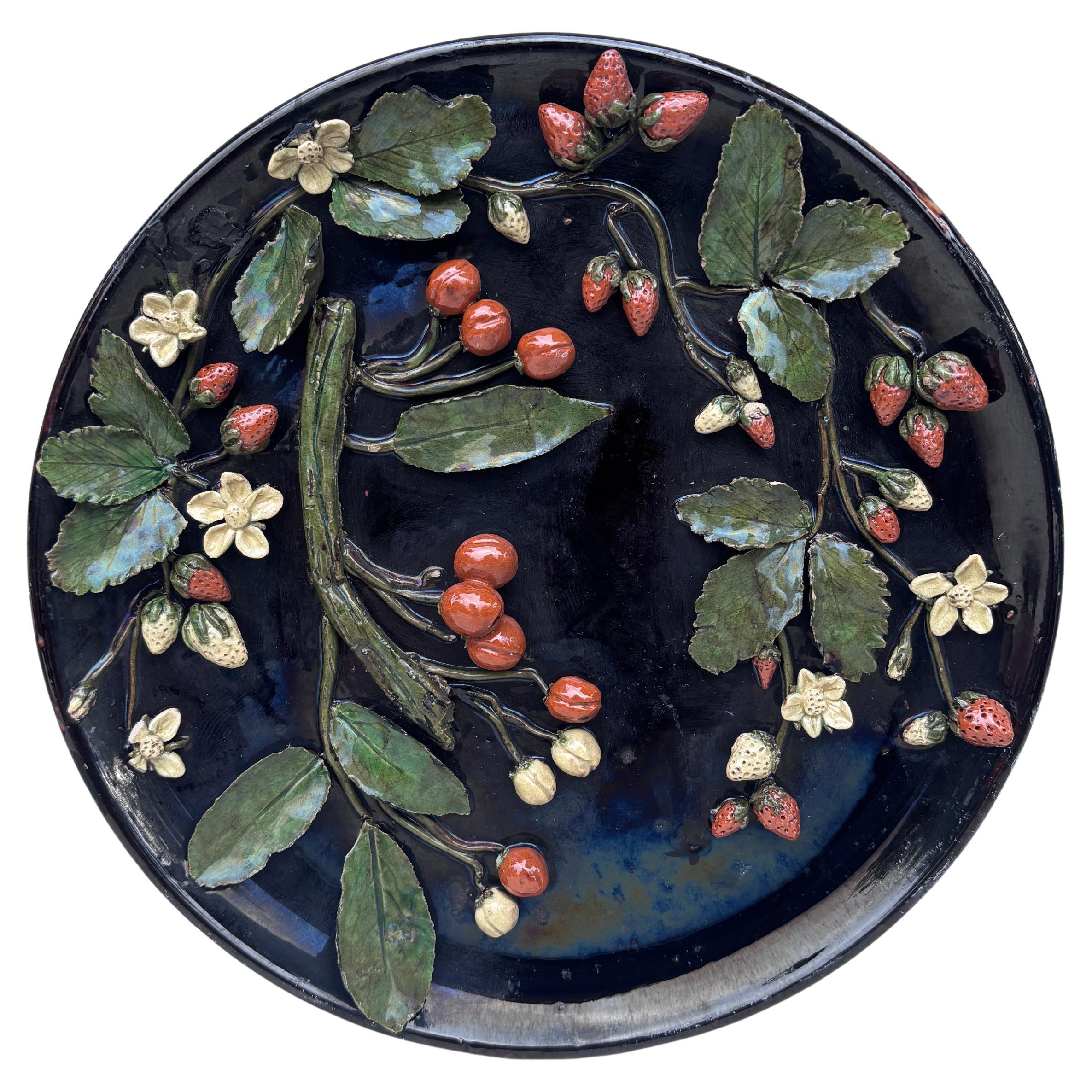 Plateau à cerises et fraises en poterie majolique française du 19e siècle