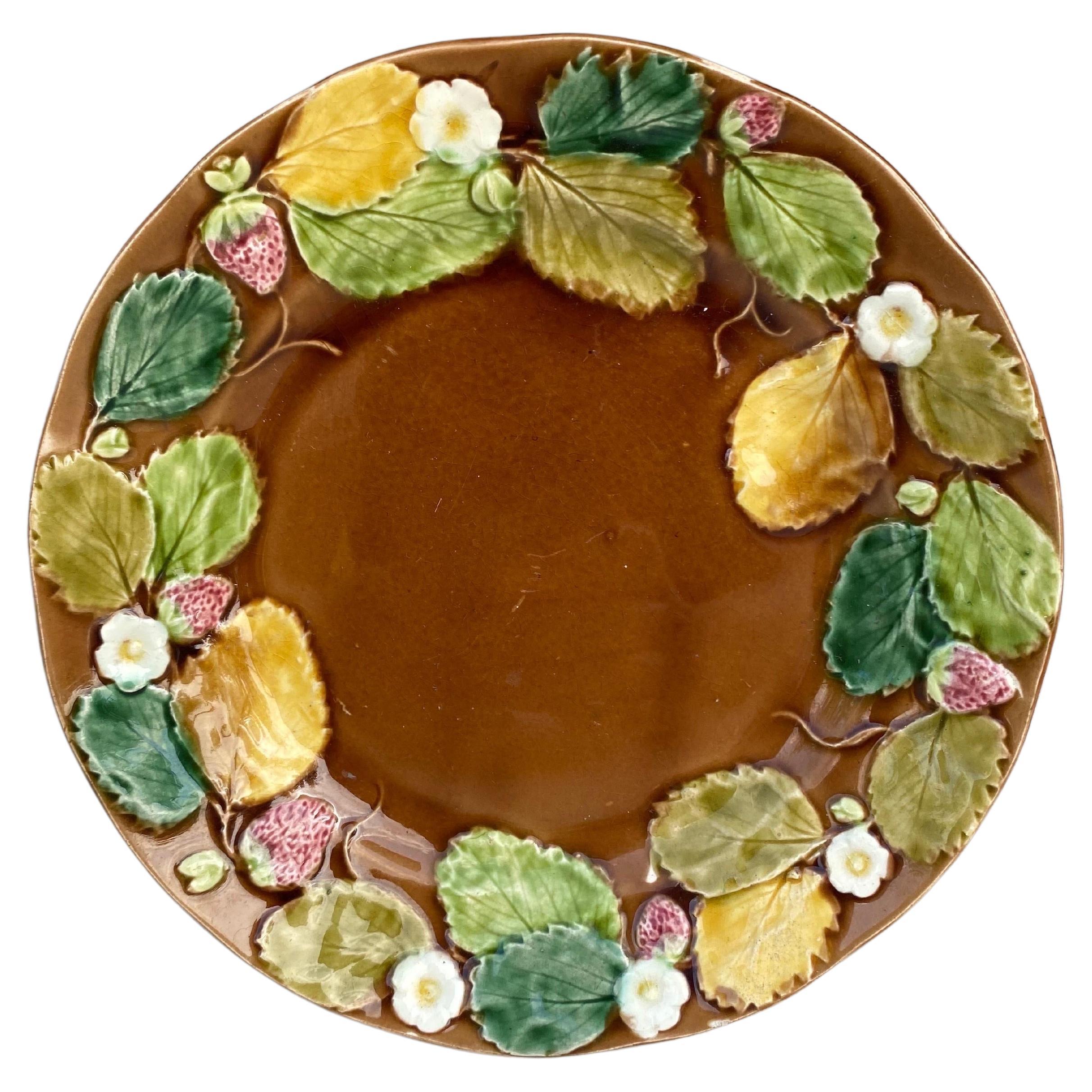 19th Century French Majolica Strawberries Plate Luneville For Sale