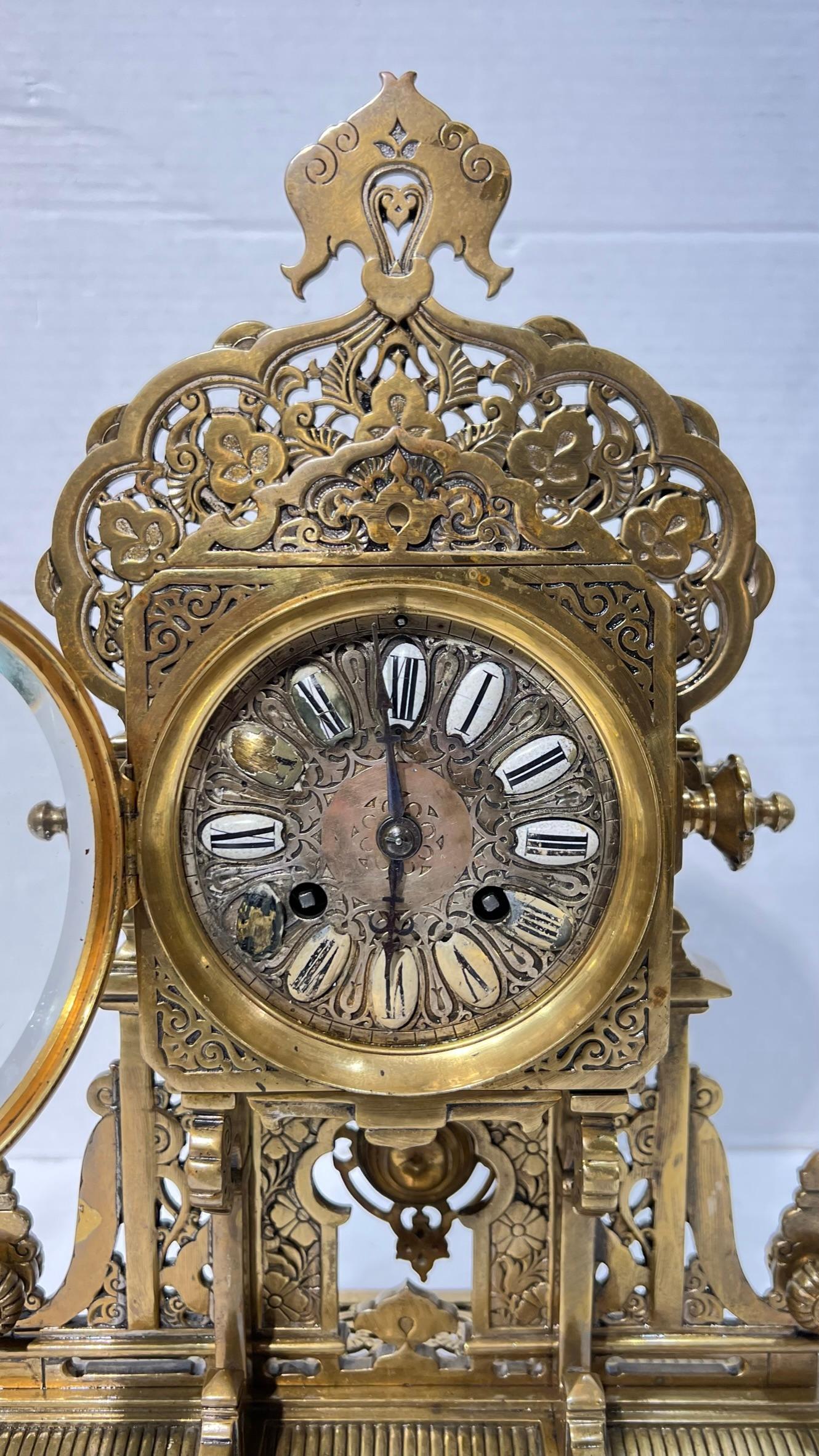 Horloge de cheminée française du XIXe siècle et chandelier garni de style islamique en vente 3