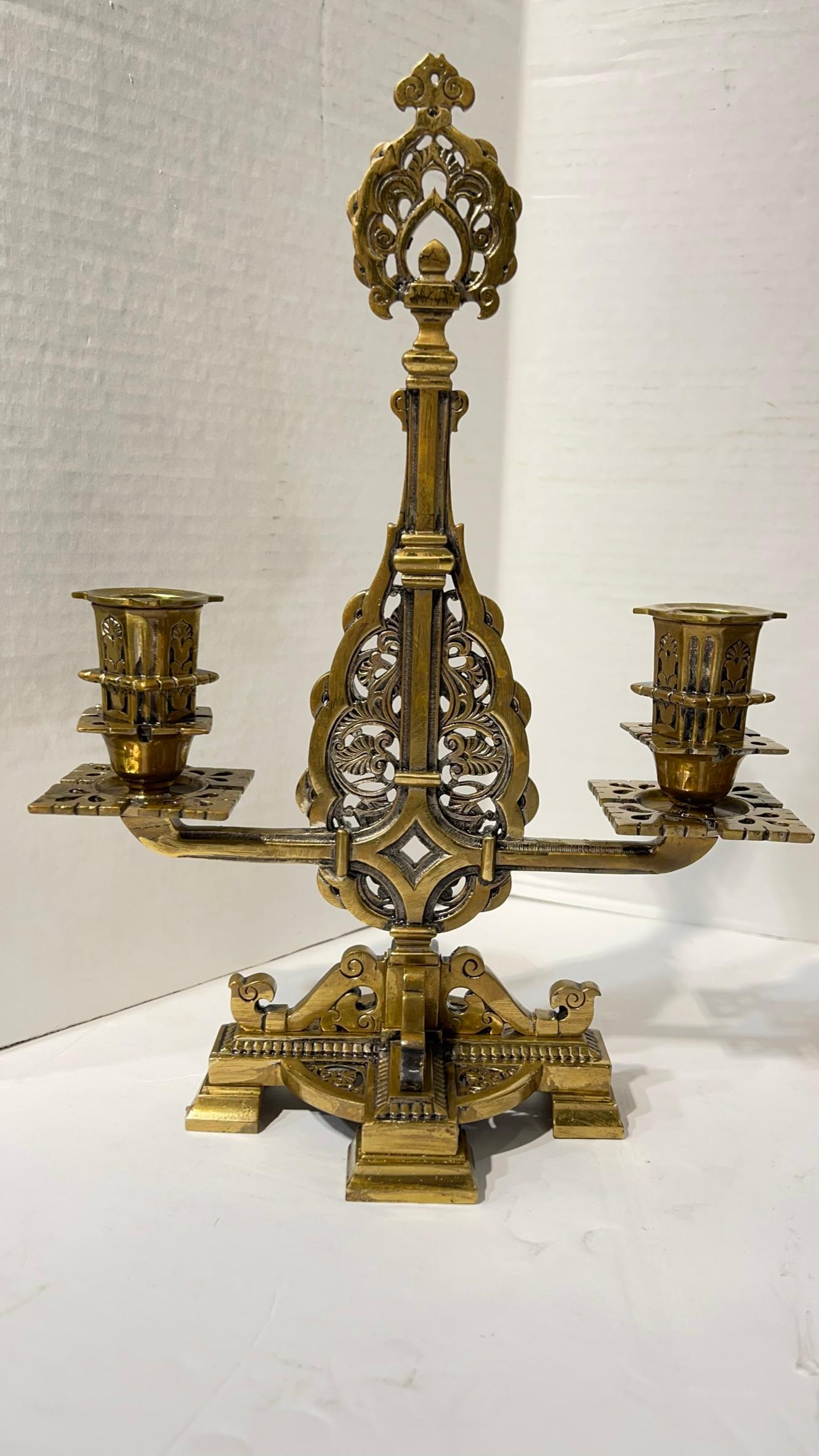 Horloge de cheminée française du XIXe siècle et chandelier garni de style islamique en vente 4