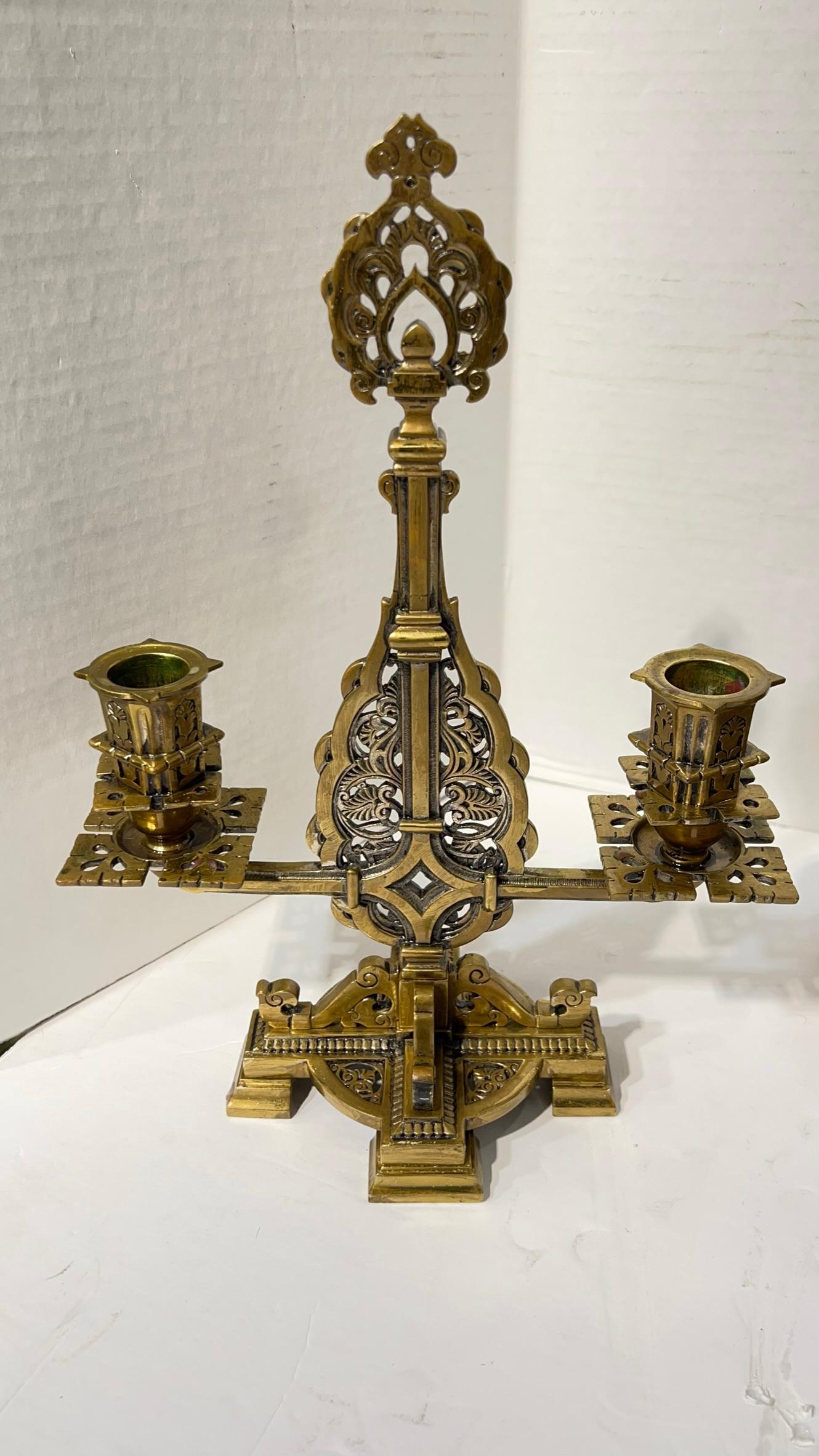 Horloge de cheminée française du XIXe siècle et chandelier garni de style islamique en vente 5