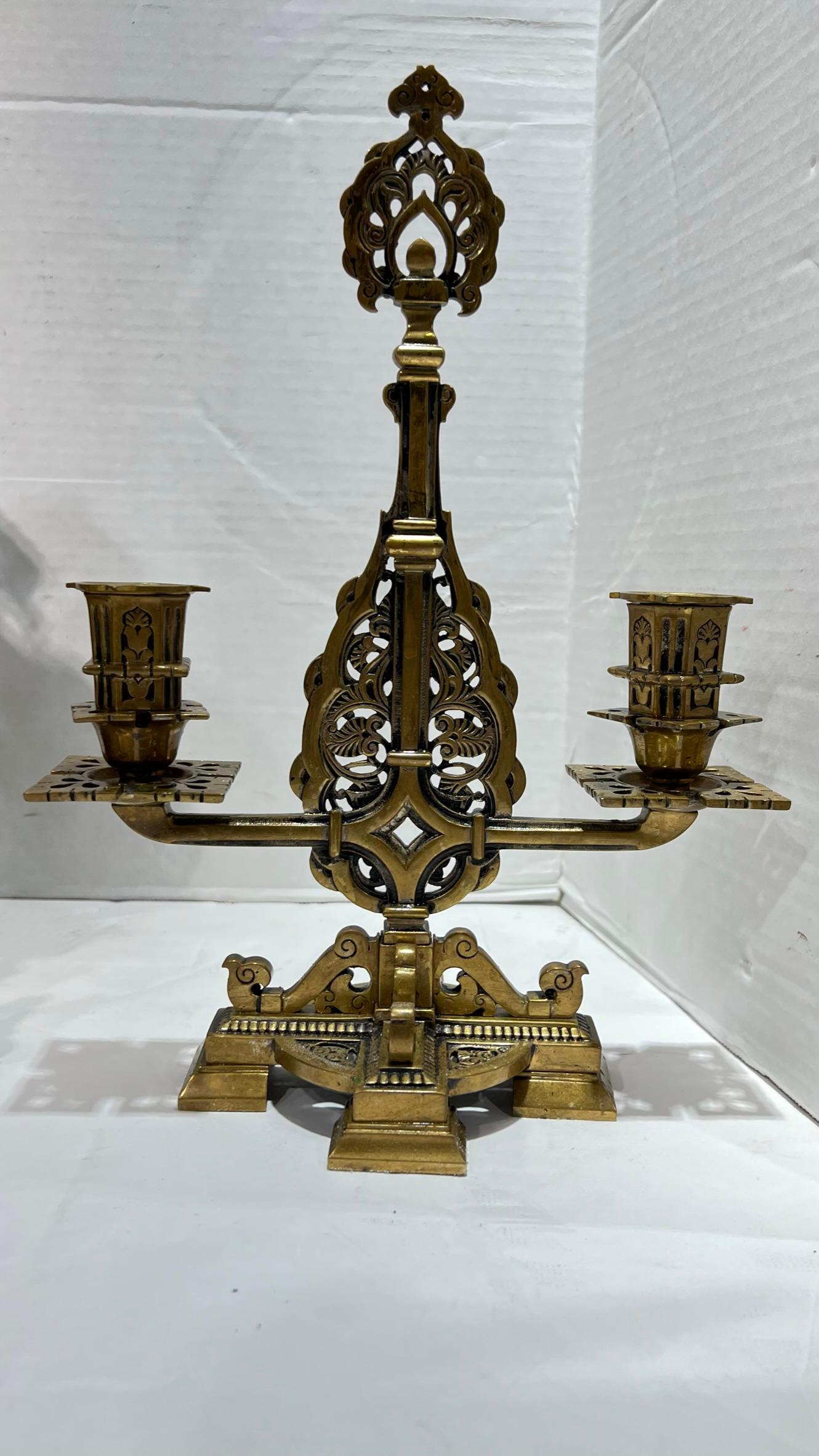 Horloge de cheminée française du XIXe siècle et chandelier garni de style islamique en vente 7