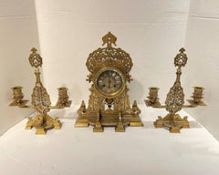 Orologio da camino francese del XIX secolo e candelabro in stile islamico