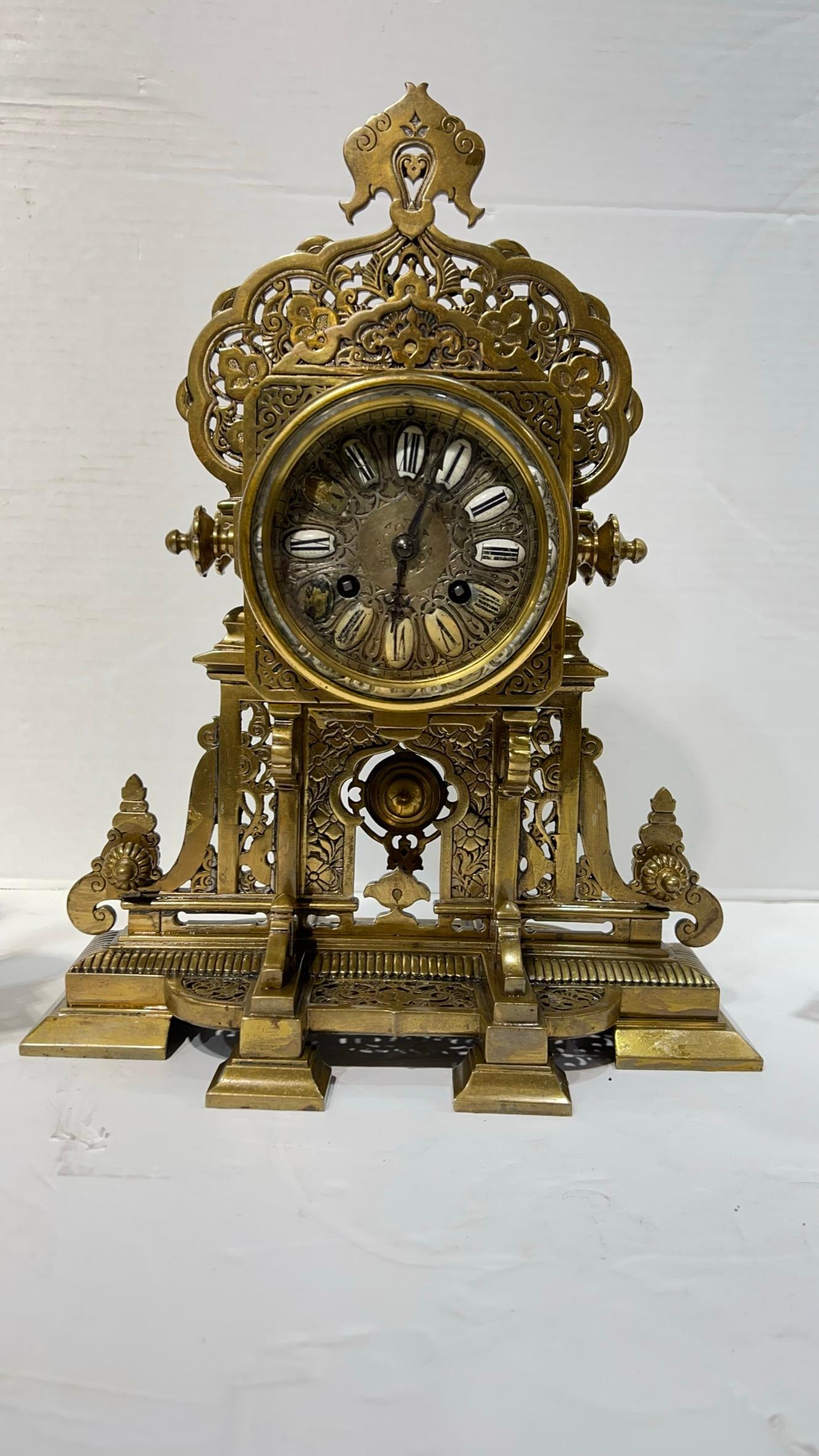 Islamique Horloge de cheminée française du XIXe siècle et chandelier garni de style islamique en vente