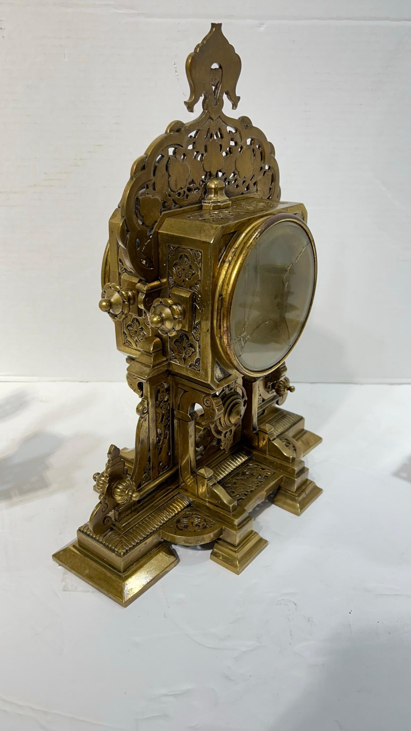 Français Horloge de cheminée française du XIXe siècle et chandelier garni de style islamique en vente