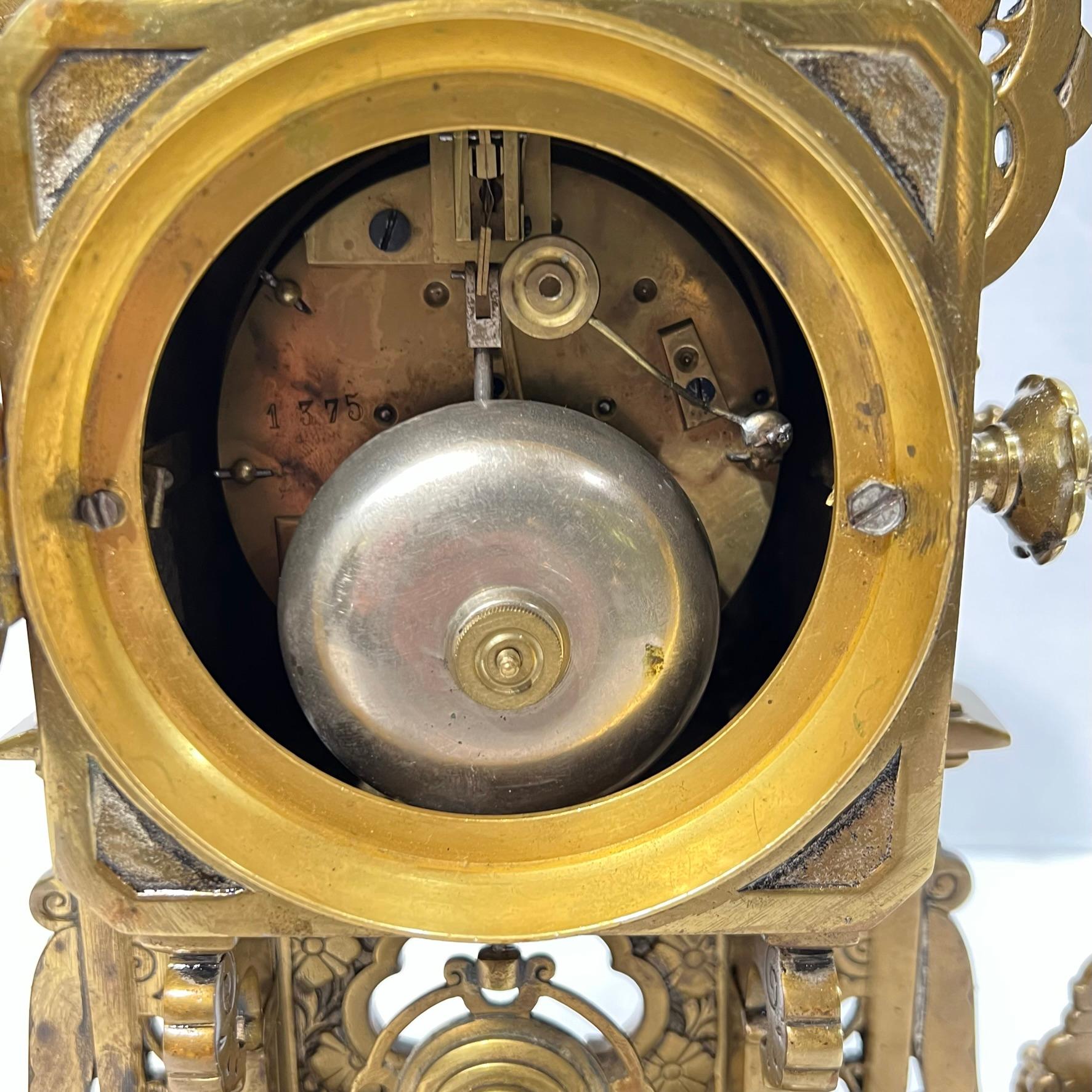 Horloge de cheminée française du XIXe siècle et chandelier garni de style islamique Bon état - En vente à New York, NY