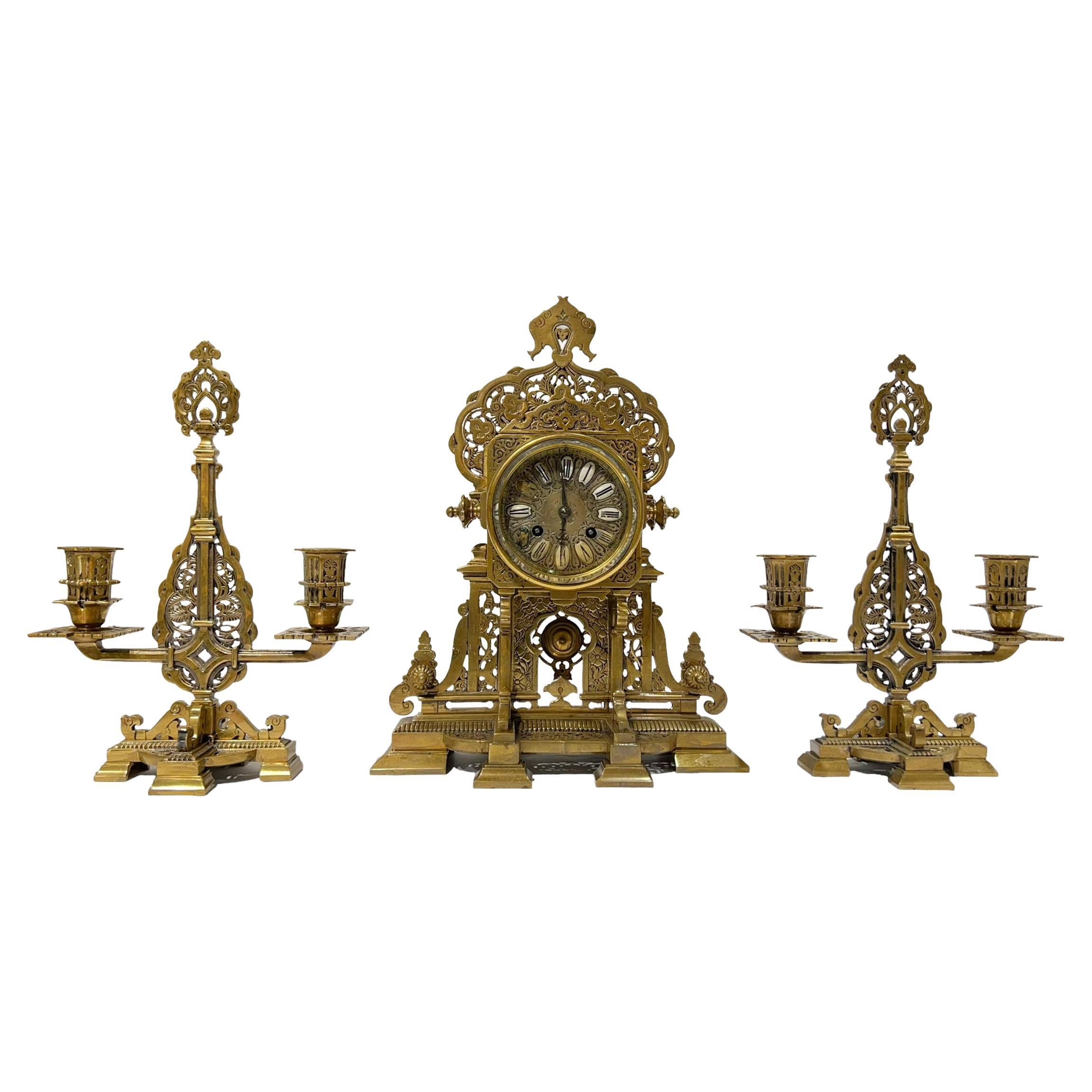 Horloge de cheminée française du XIXe siècle et chandelier garni de style islamique en vente