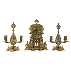 Horloge de cheminée française du XIXe siècle et chandelier garni de style islamique
