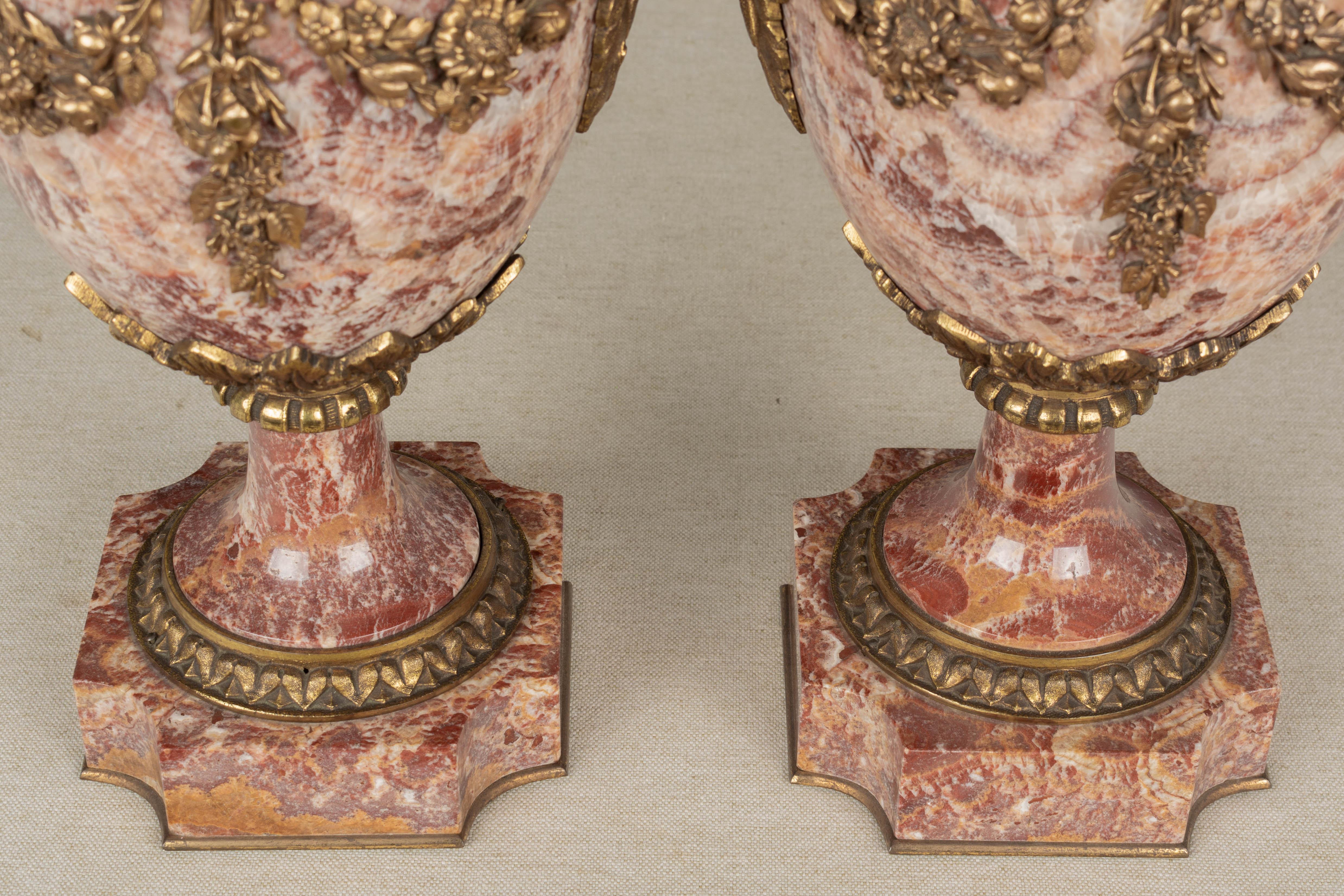 Paire d'urnes Cassolette françaises en marbre et bronze du 19ème siècle en vente 2
