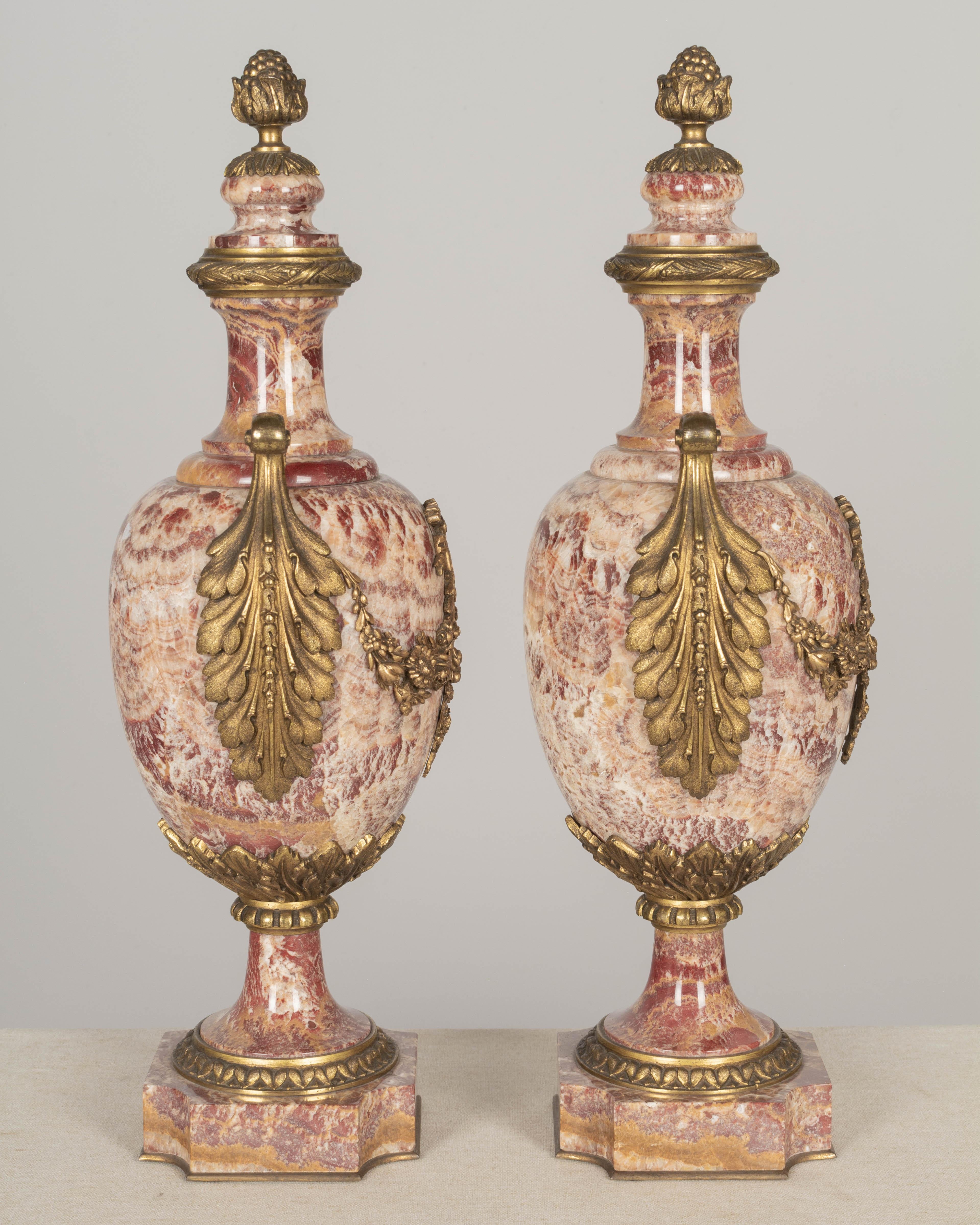 Französische Cassolette-Urnen aus Marmor und Bronze aus dem 19. Jahrhundert, Paar im Zustand „Gut“ im Angebot in Winter Park, FL