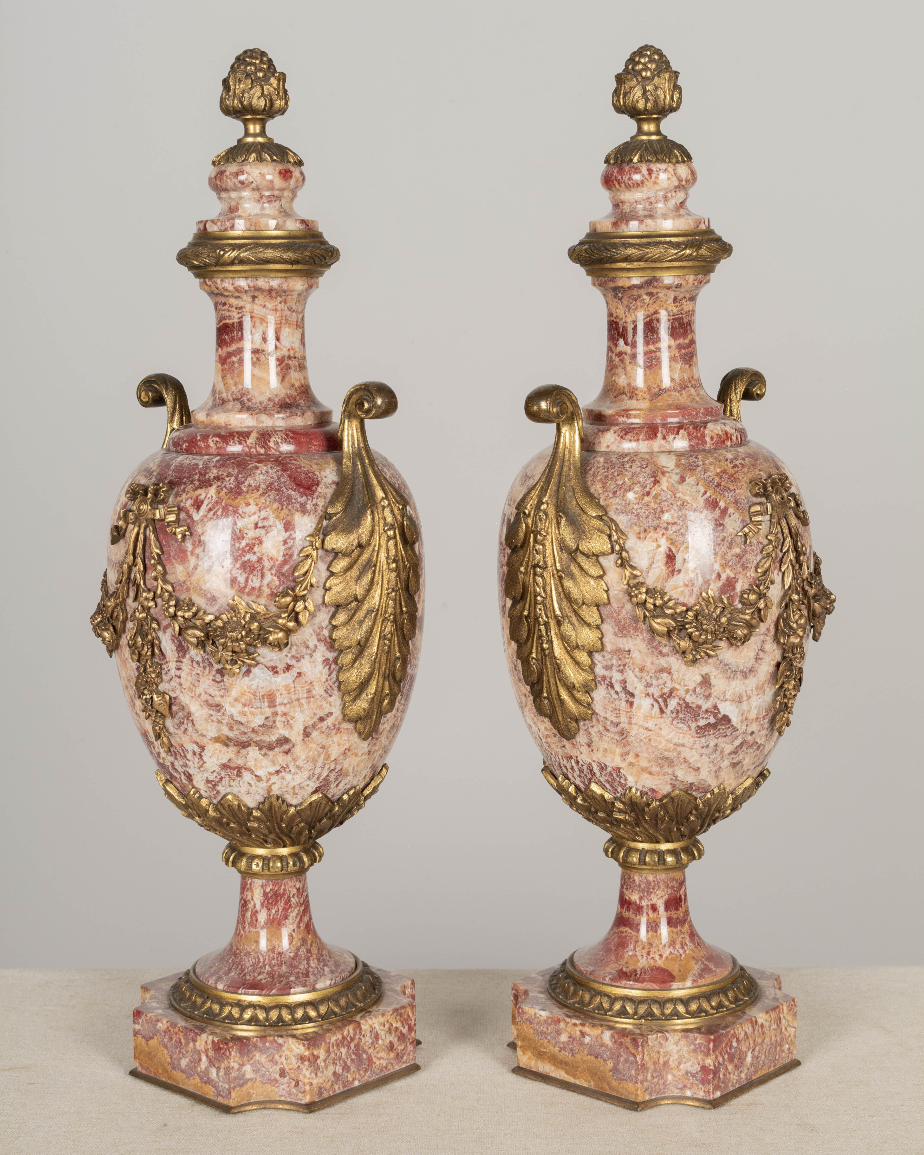 XIXe siècle Paire d'urnes Cassolette françaises en marbre et bronze du 19ème siècle en vente