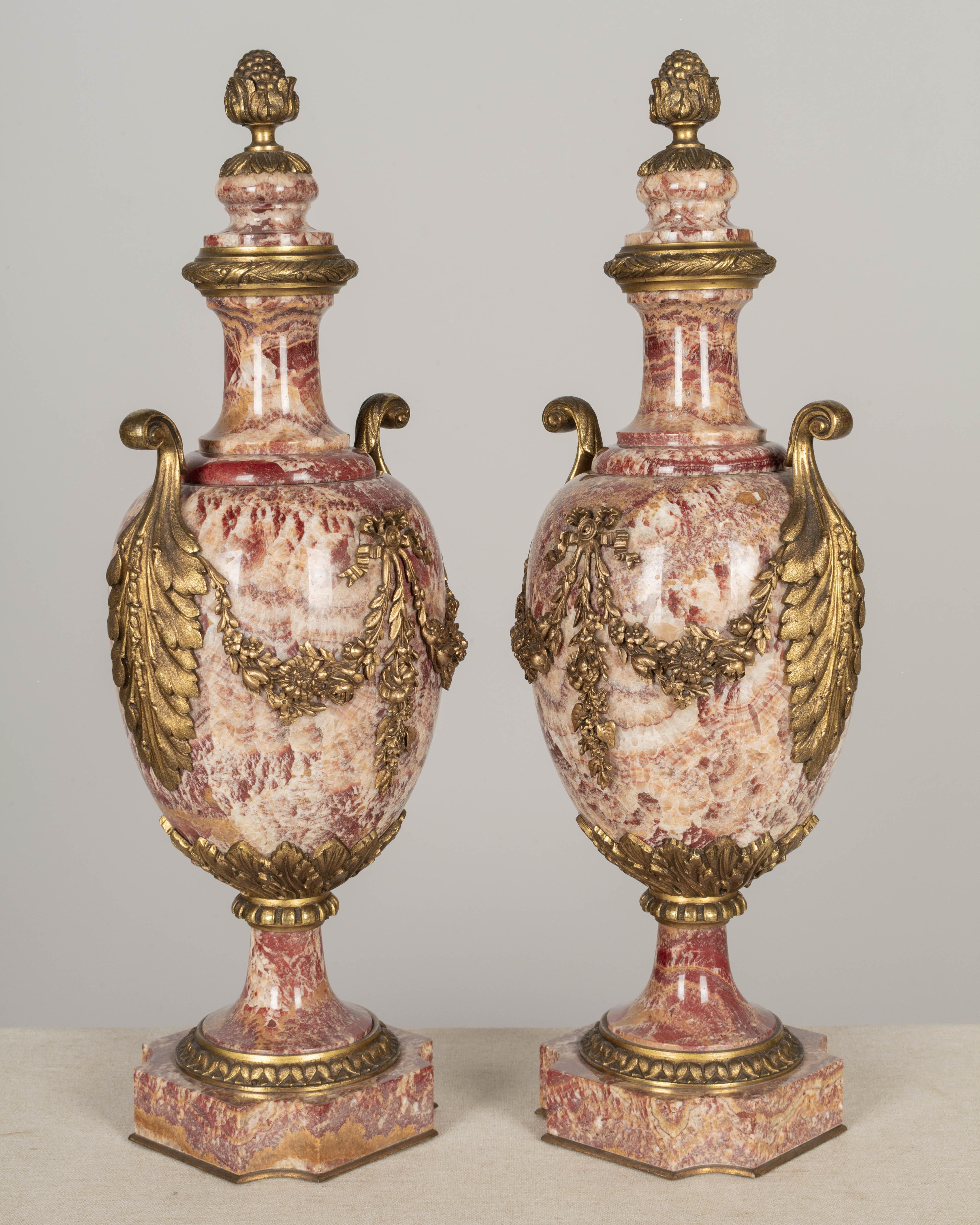 Bronze Paire d'urnes Cassolette françaises en marbre et bronze du 19ème siècle en vente