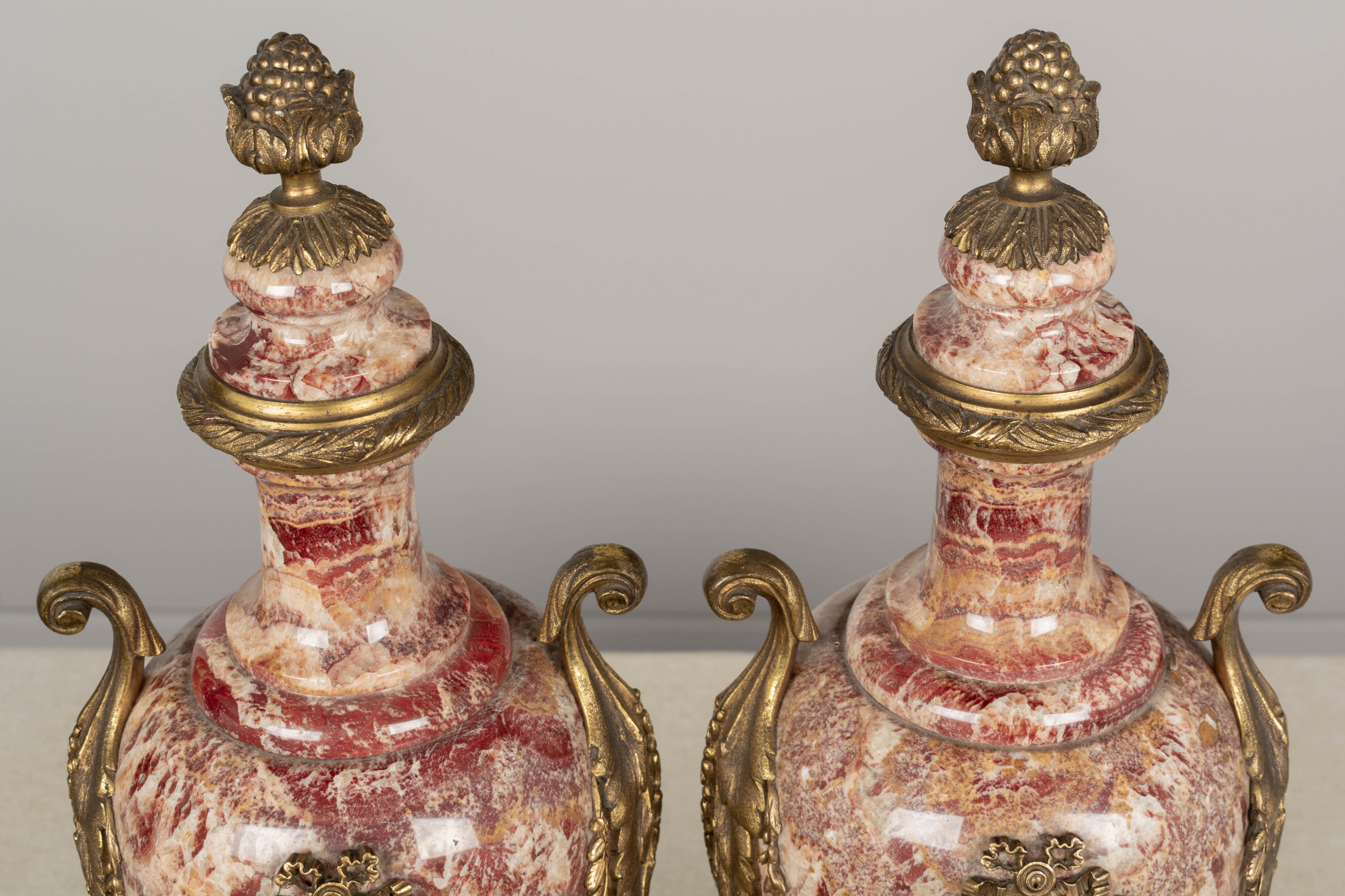 Paire d'urnes Cassolette françaises en marbre et bronze du 19ème siècle en vente 1