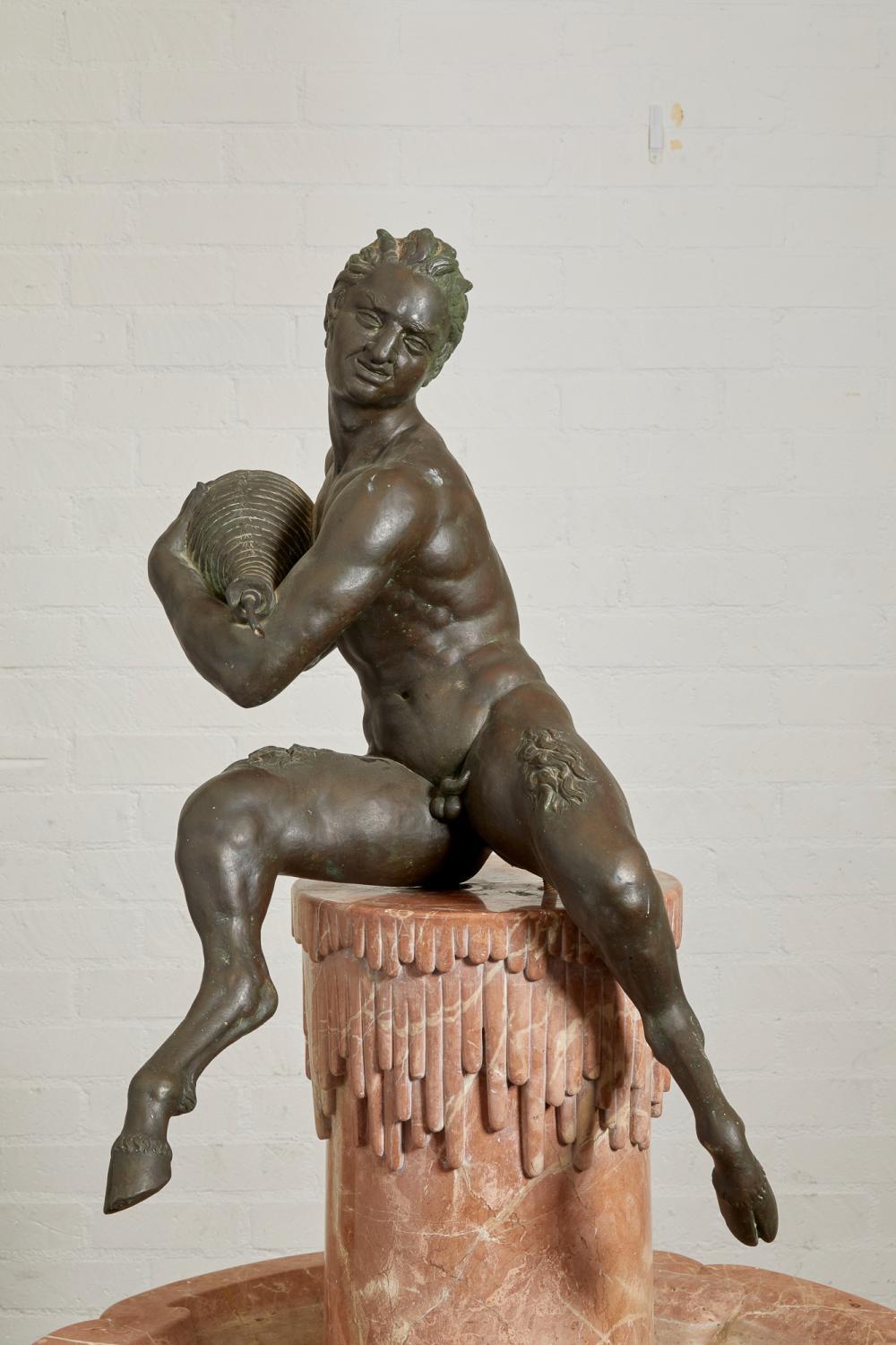 Fontana francese in marmo e bronzo del XIX secolo. Satiro seduto su colonna di marmo con bacino di conchiglia in marmo. Zoccolo in pietra fusa più tardi. Un meraviglioso elemento da giardino.
  