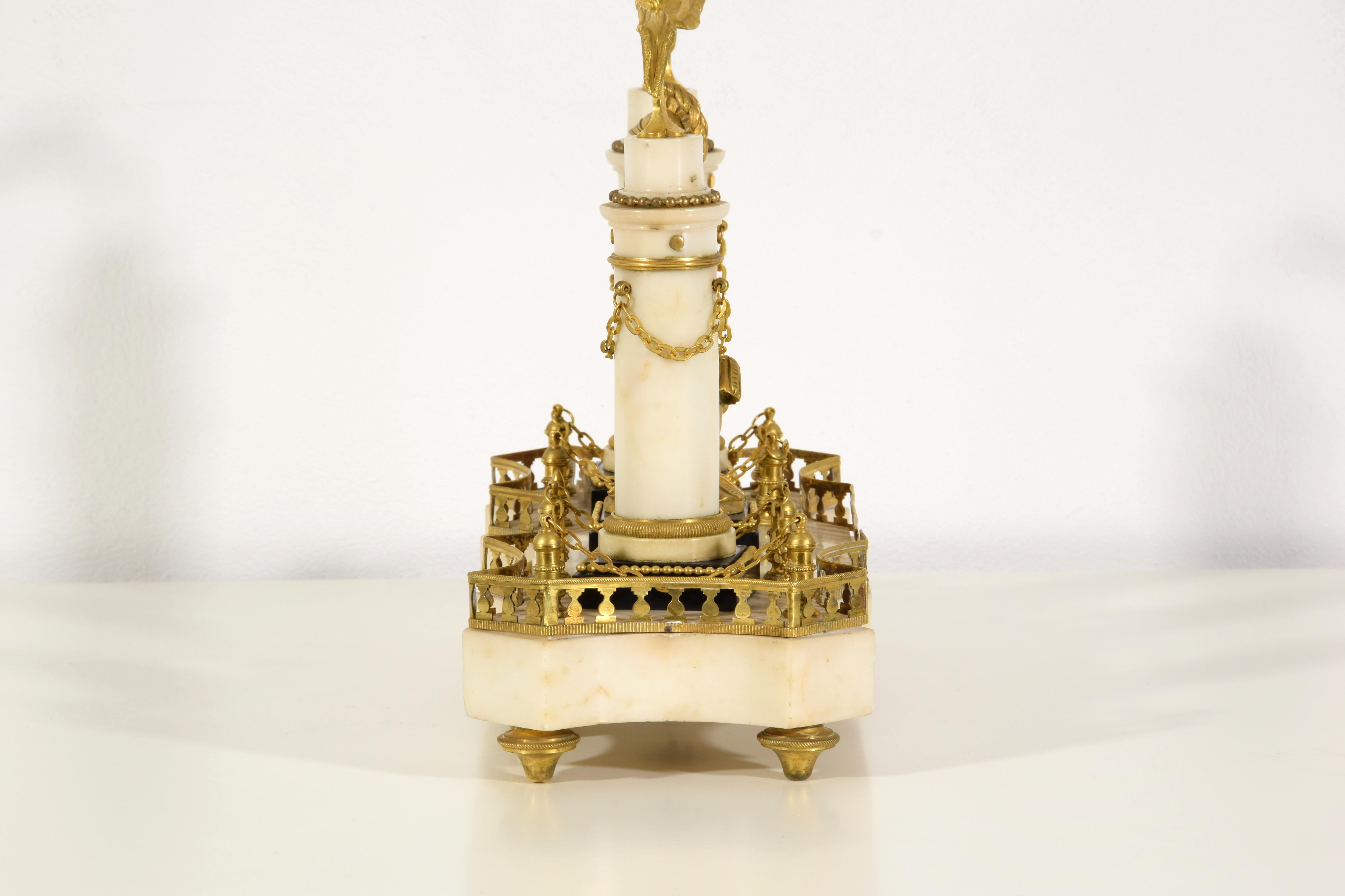 Centre de table français du 19e siècle en marbre et bronze doré en vente 13