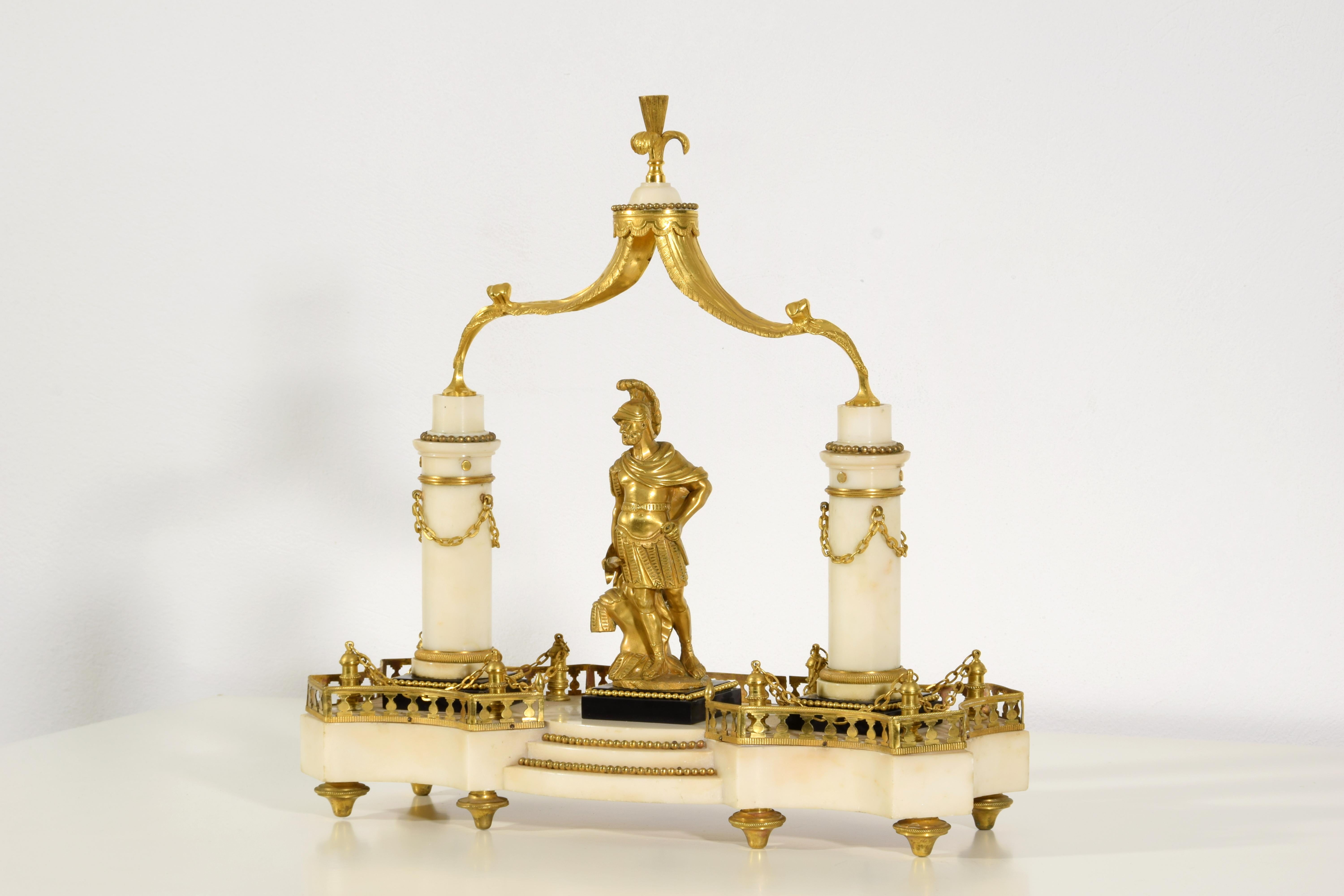 Français Centre de table français du 19e siècle en marbre et bronze doré en vente