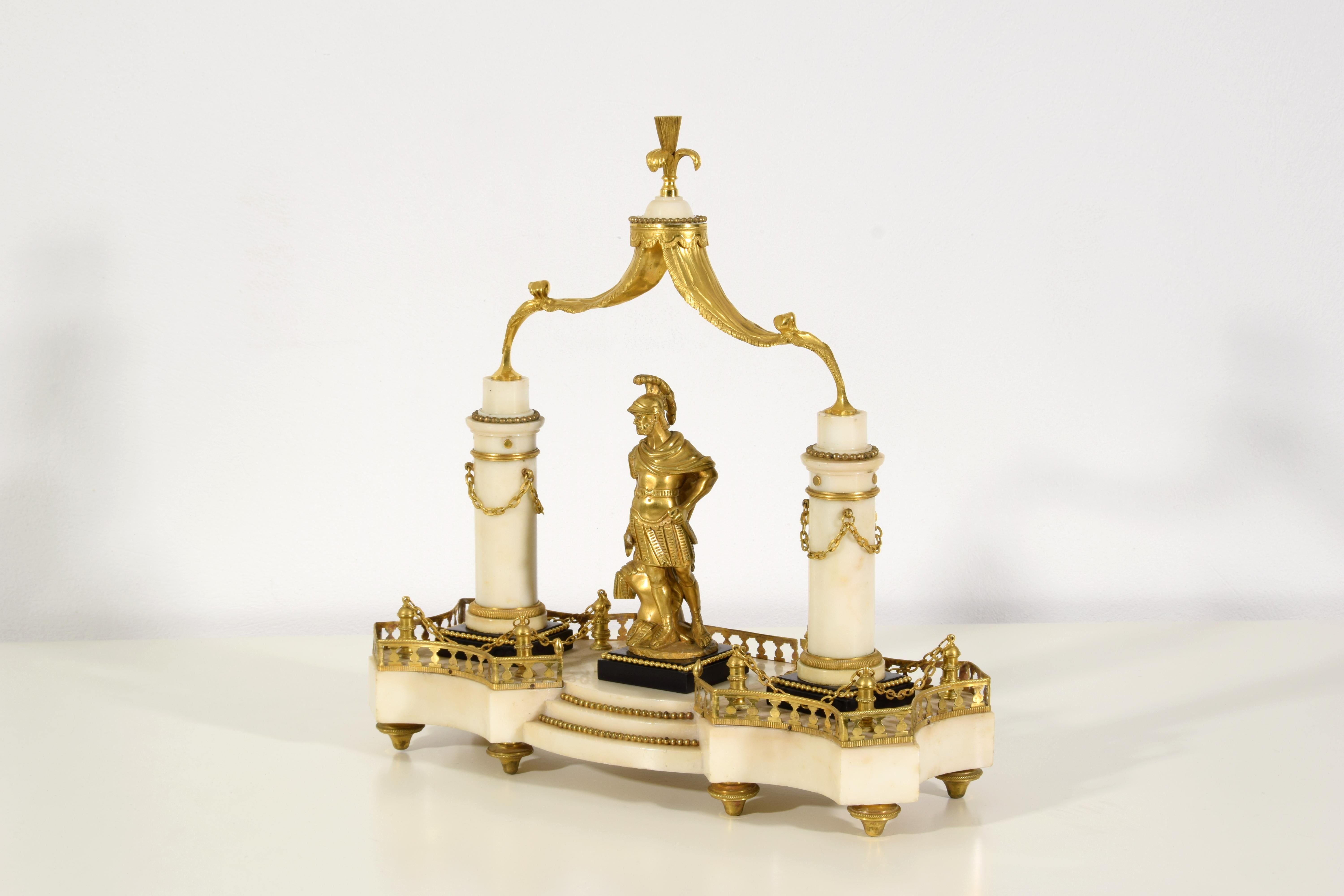 Doré Centre de table français du 19e siècle en marbre et bronze doré en vente