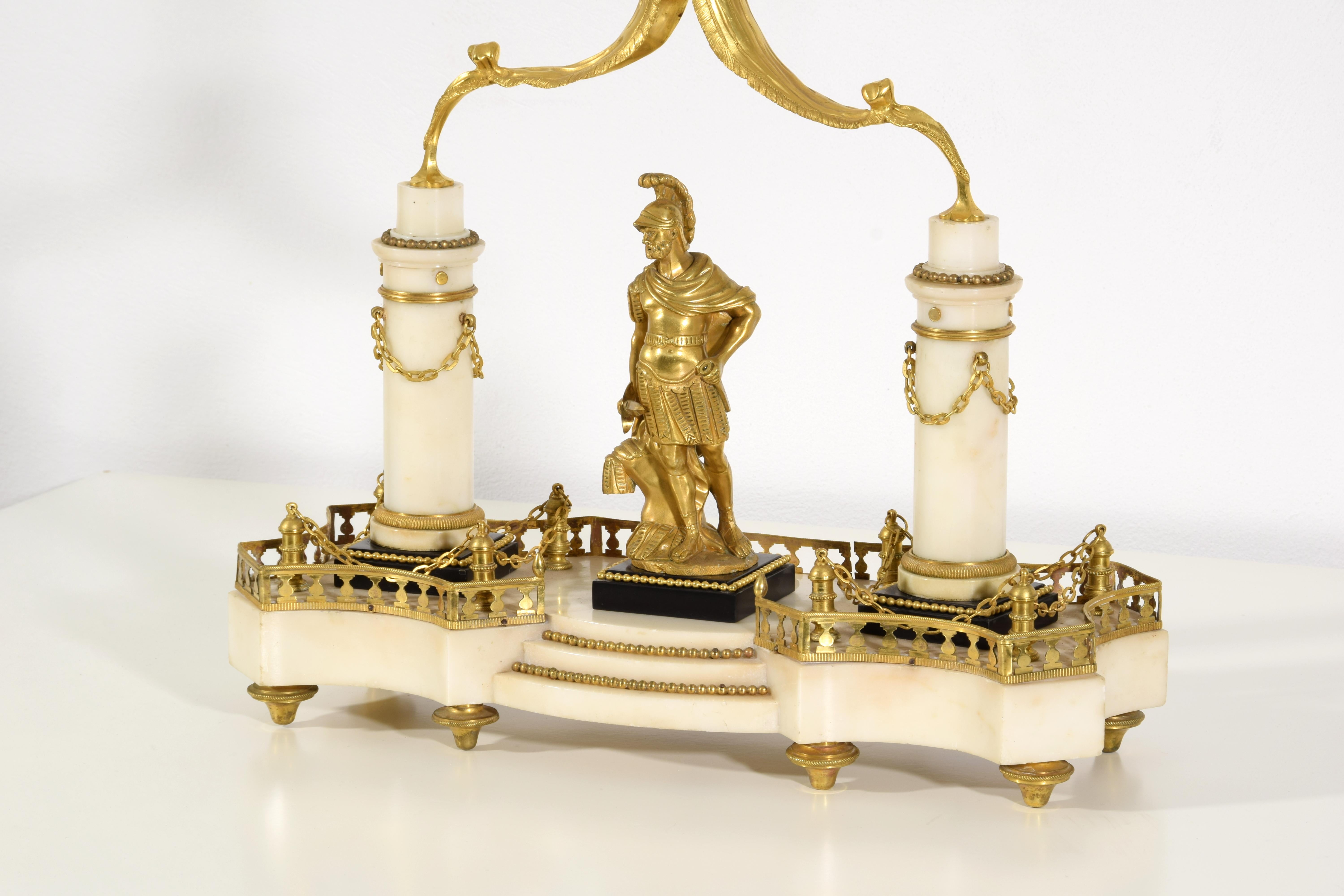 Centre de table français du 19e siècle en marbre et bronze doré en vente 2