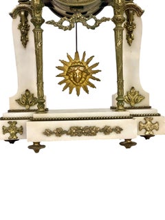 Reloj de pórtico francés de mármol y bronce dorado del siglo XIX