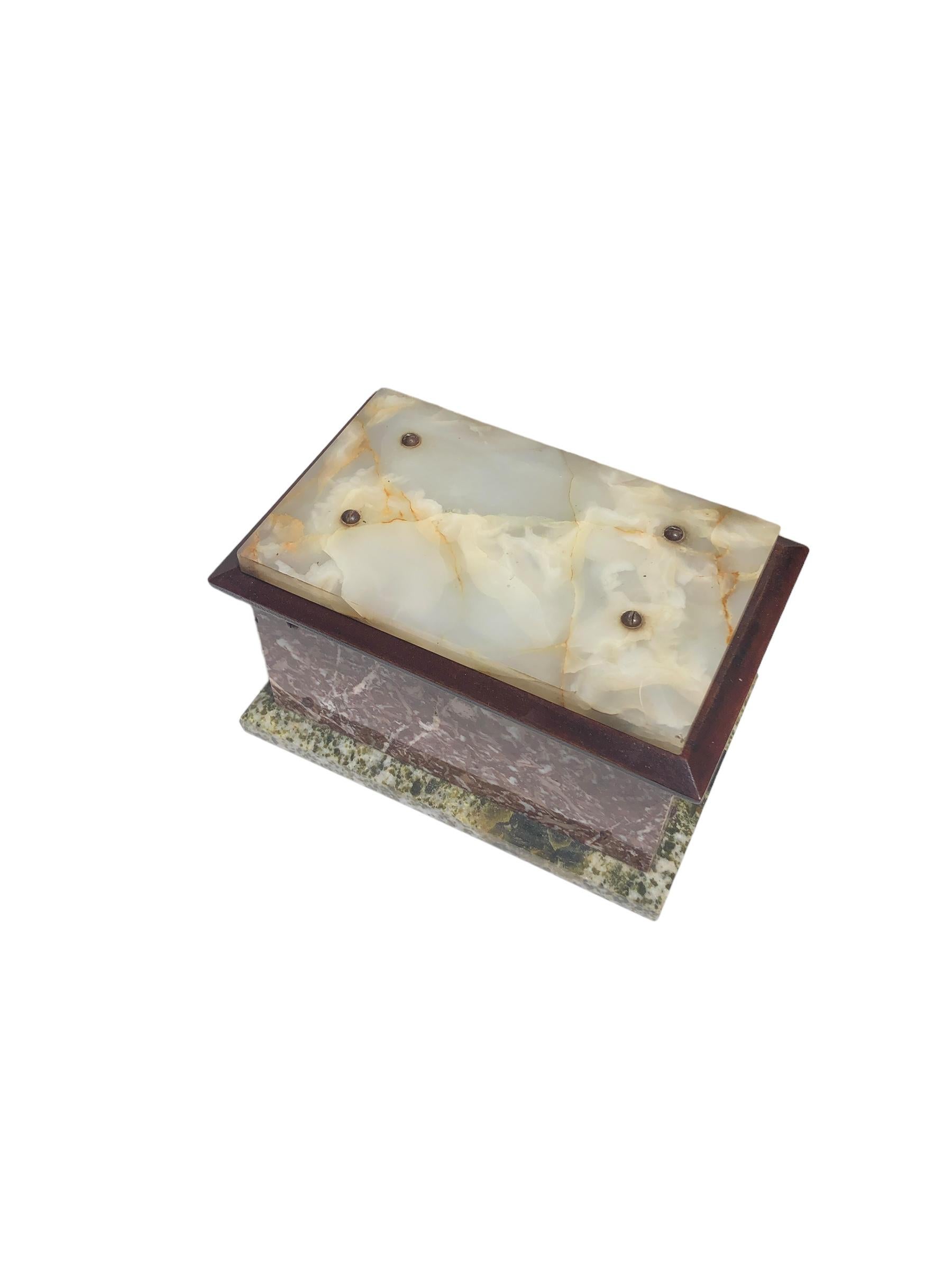 Grande scatola o scrigno per gioielli in marmo e onice francese del XIX secolo. La scatola è costruita con marmo di diversi colori e pietra d'onice sulla parte superiore, montata su un pannello smussato in mogano. 