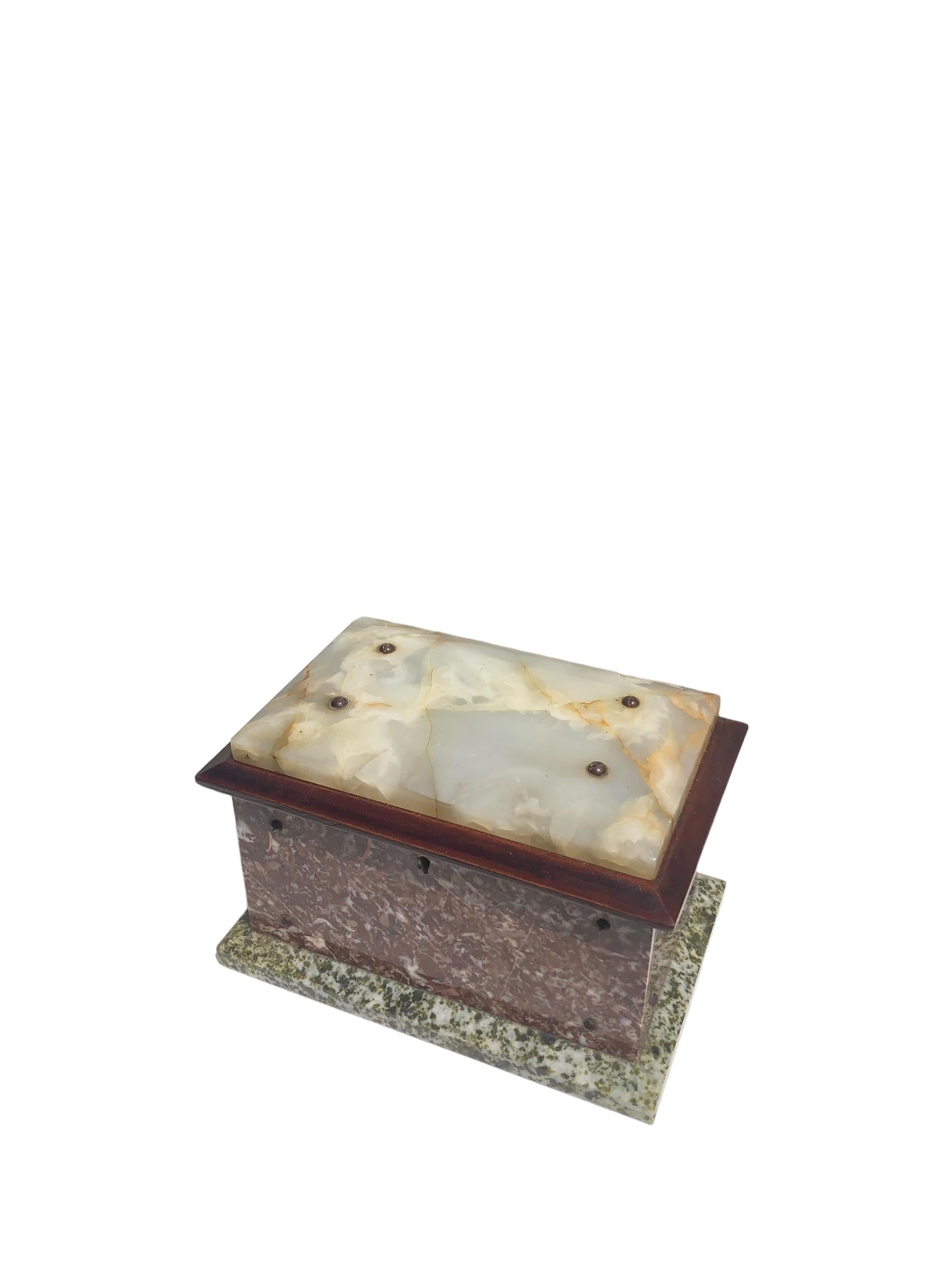 Francese Scatola o scrigno per gioielli in marmo e onice francese del XIX secolo in vendita