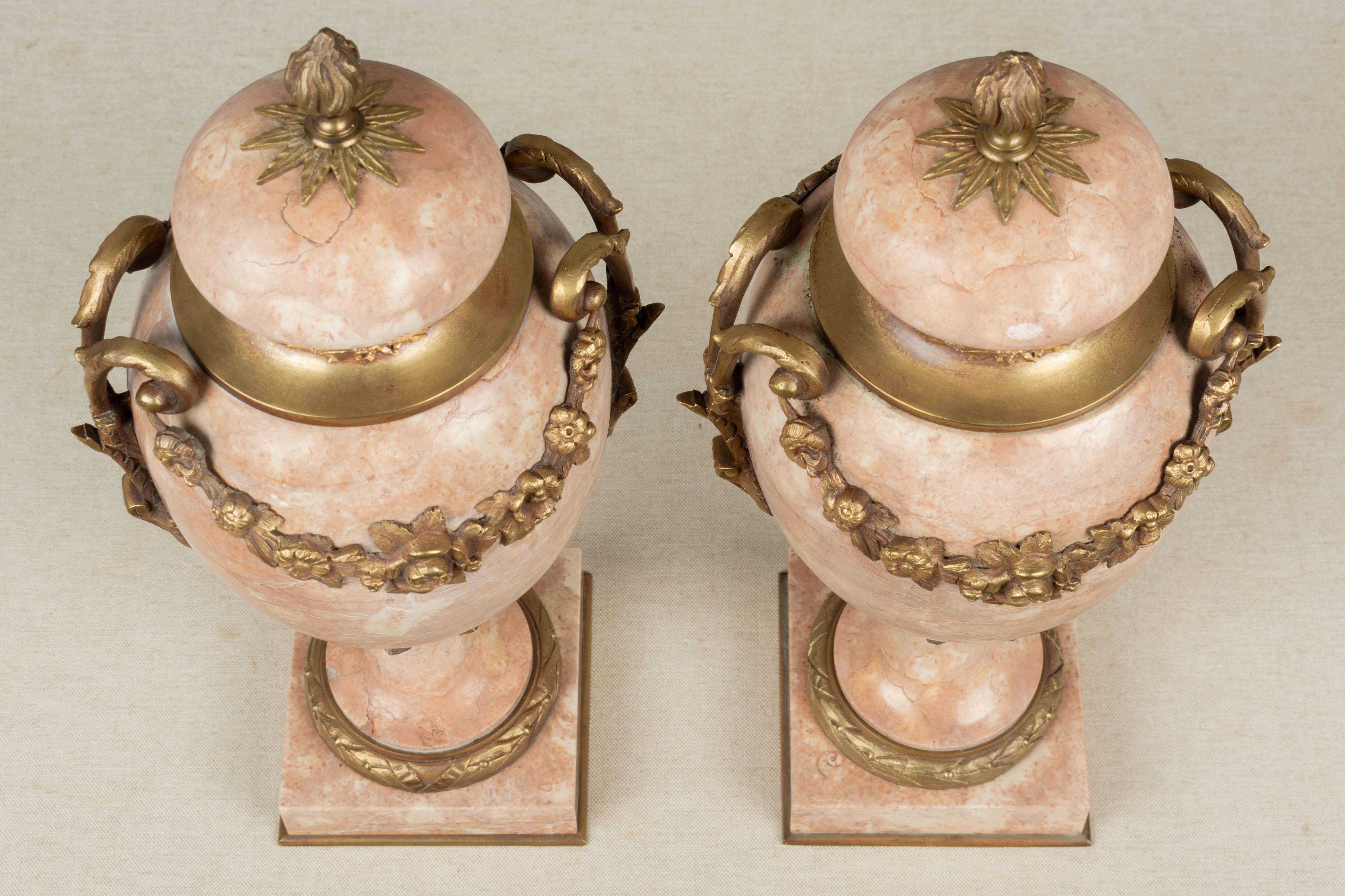 Paire de Cassolettes françaises du 19ème siècle en marbre et bronze doré en vente 3