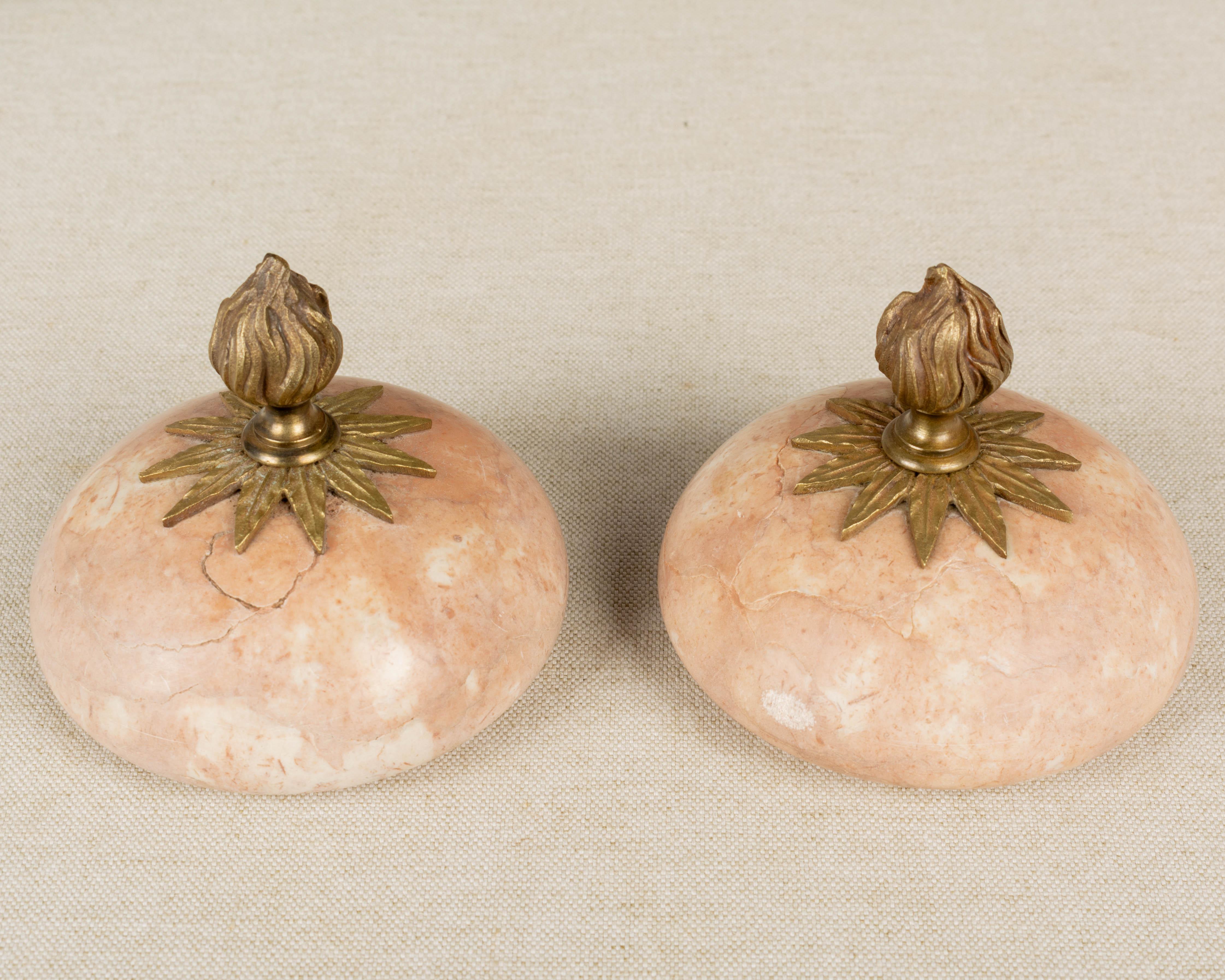 Paire de Cassolettes françaises du 19ème siècle en marbre et bronze doré en vente 4