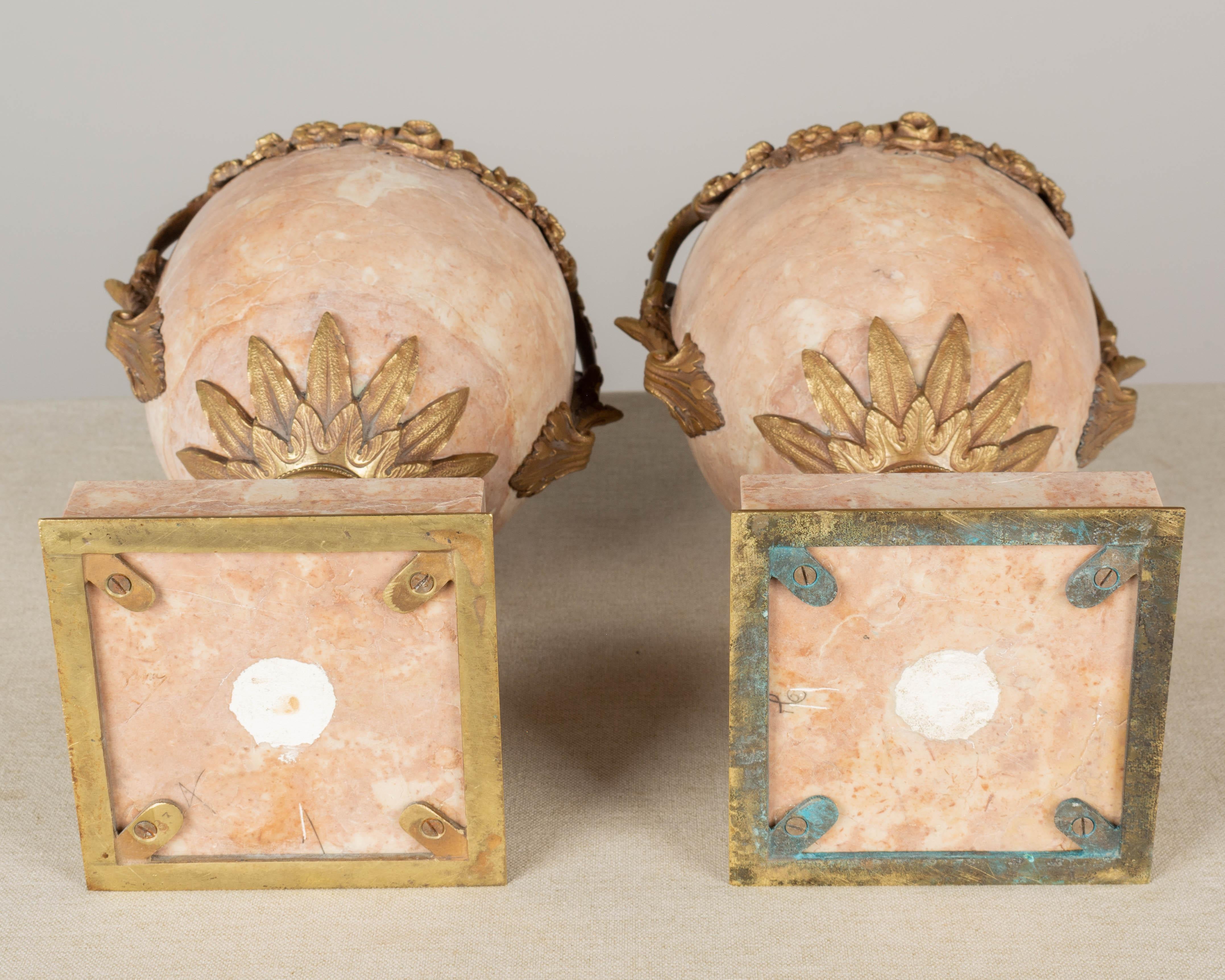 Paire de Cassolettes françaises du 19ème siècle en marbre et bronze doré en vente 5