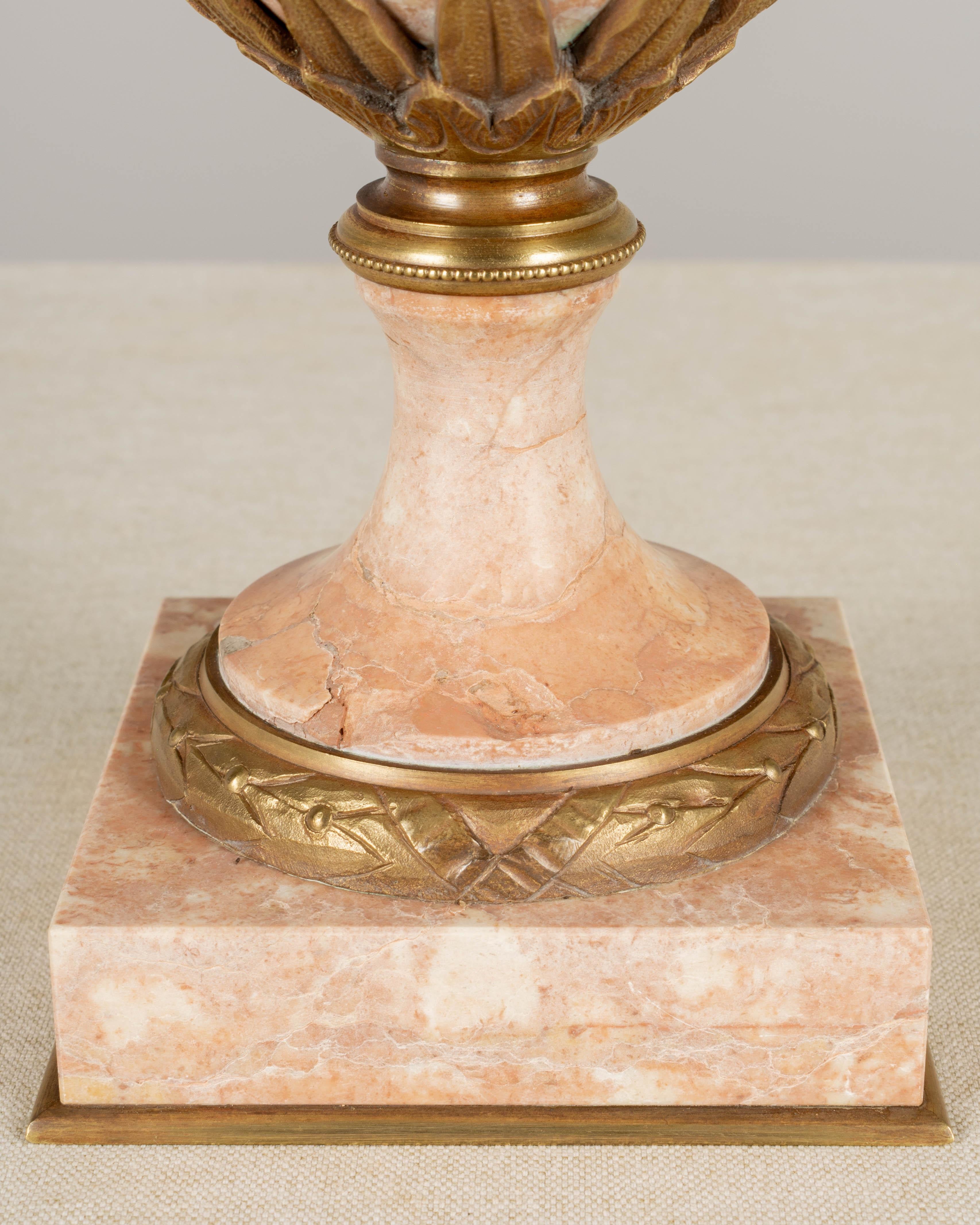 Paire de Cassolettes françaises du 19ème siècle en marbre et bronze doré en vente 6