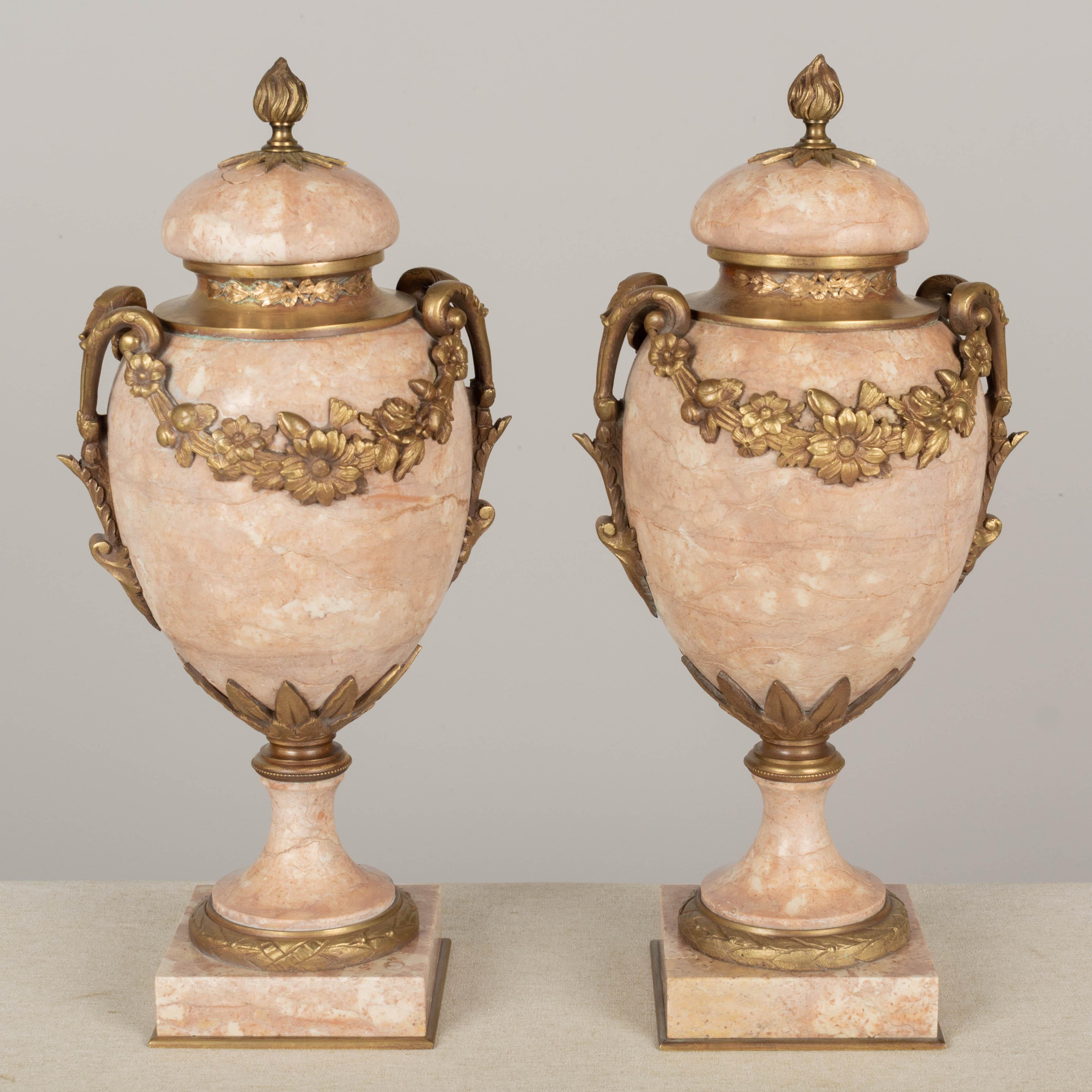 Français Paire de Cassolettes françaises du 19ème siècle en marbre et bronze doré en vente