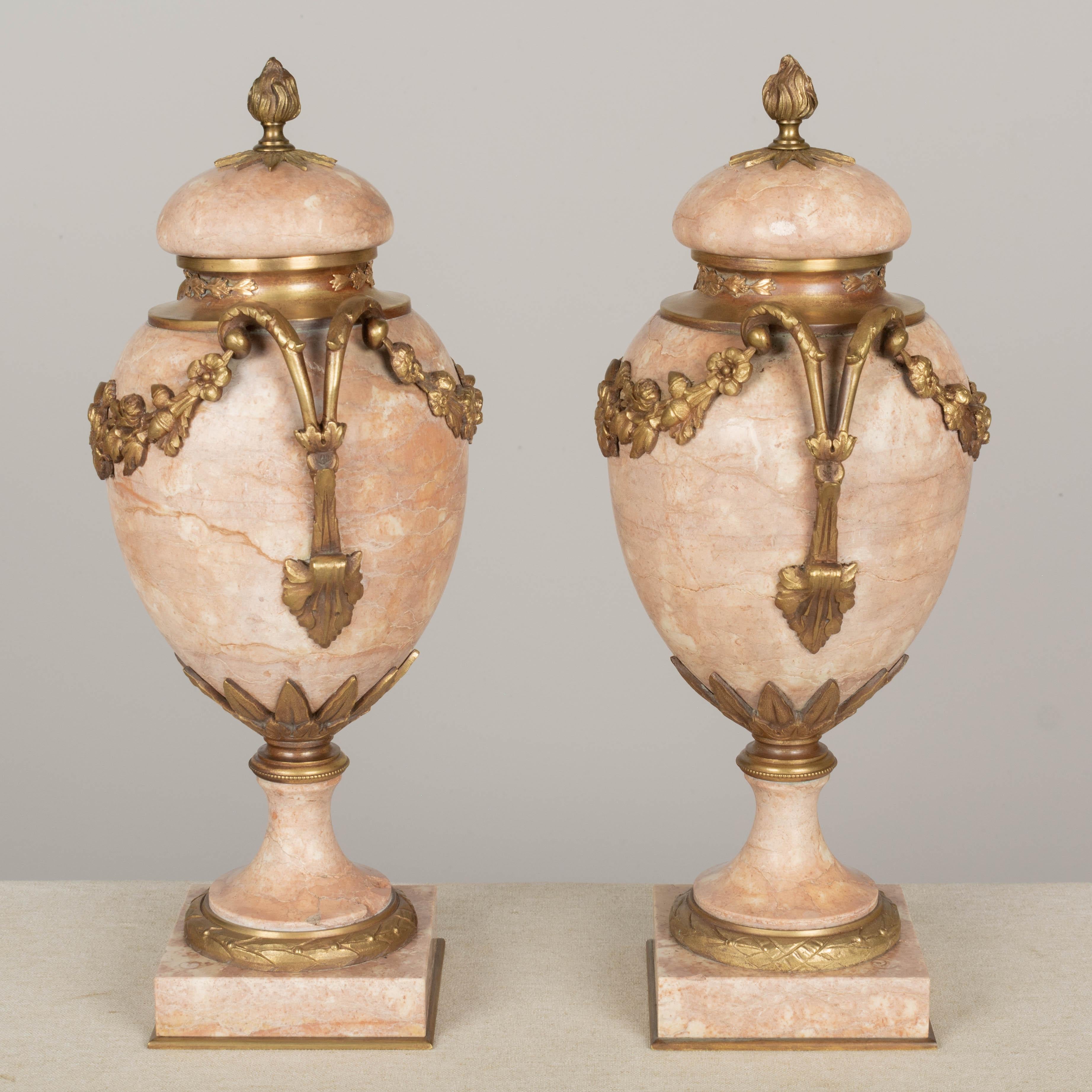 Moulage Paire de Cassolettes françaises du 19ème siècle en marbre et bronze doré en vente