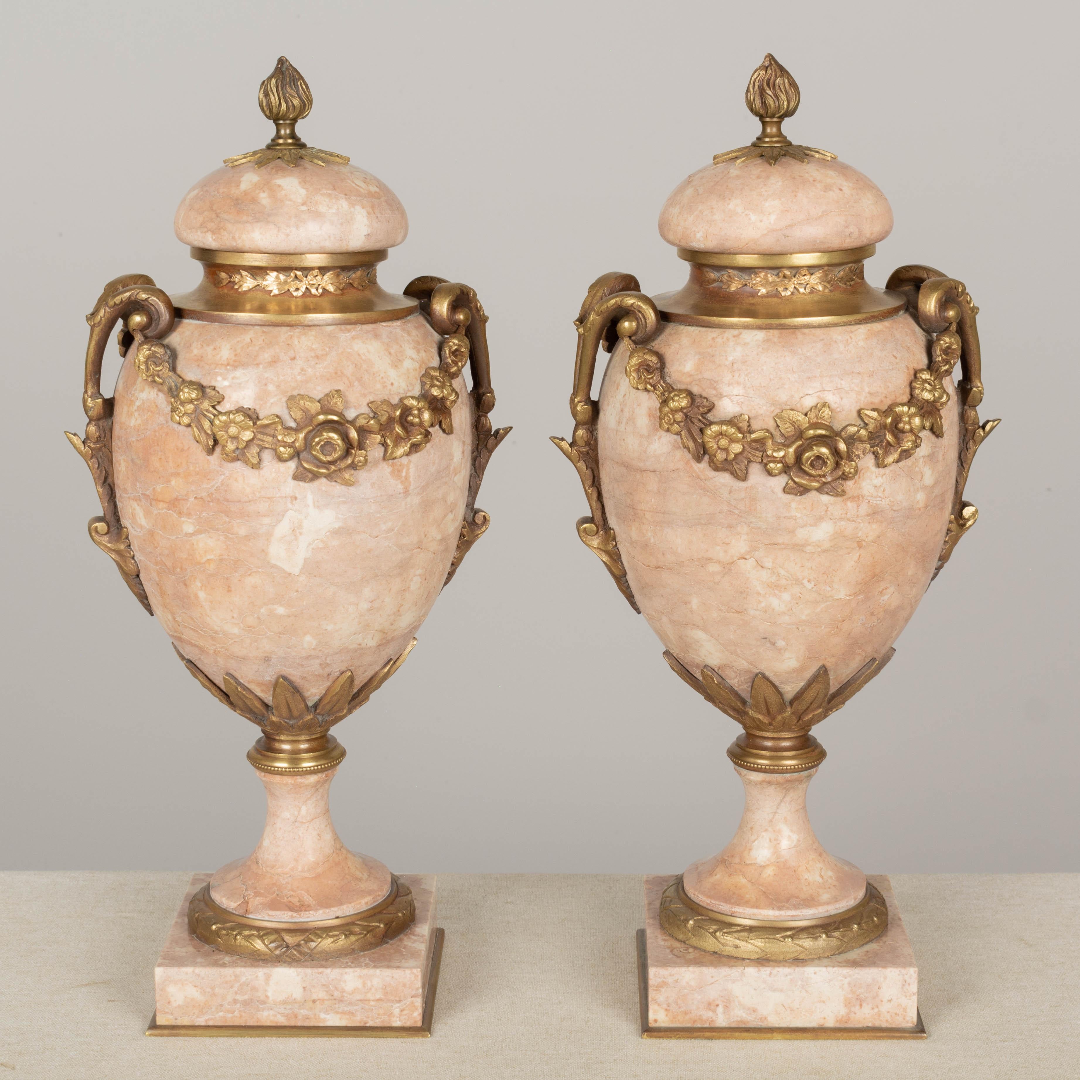 Paire de Cassolettes françaises du 19ème siècle en marbre et bronze doré Bon état - En vente à Winter Park, FL