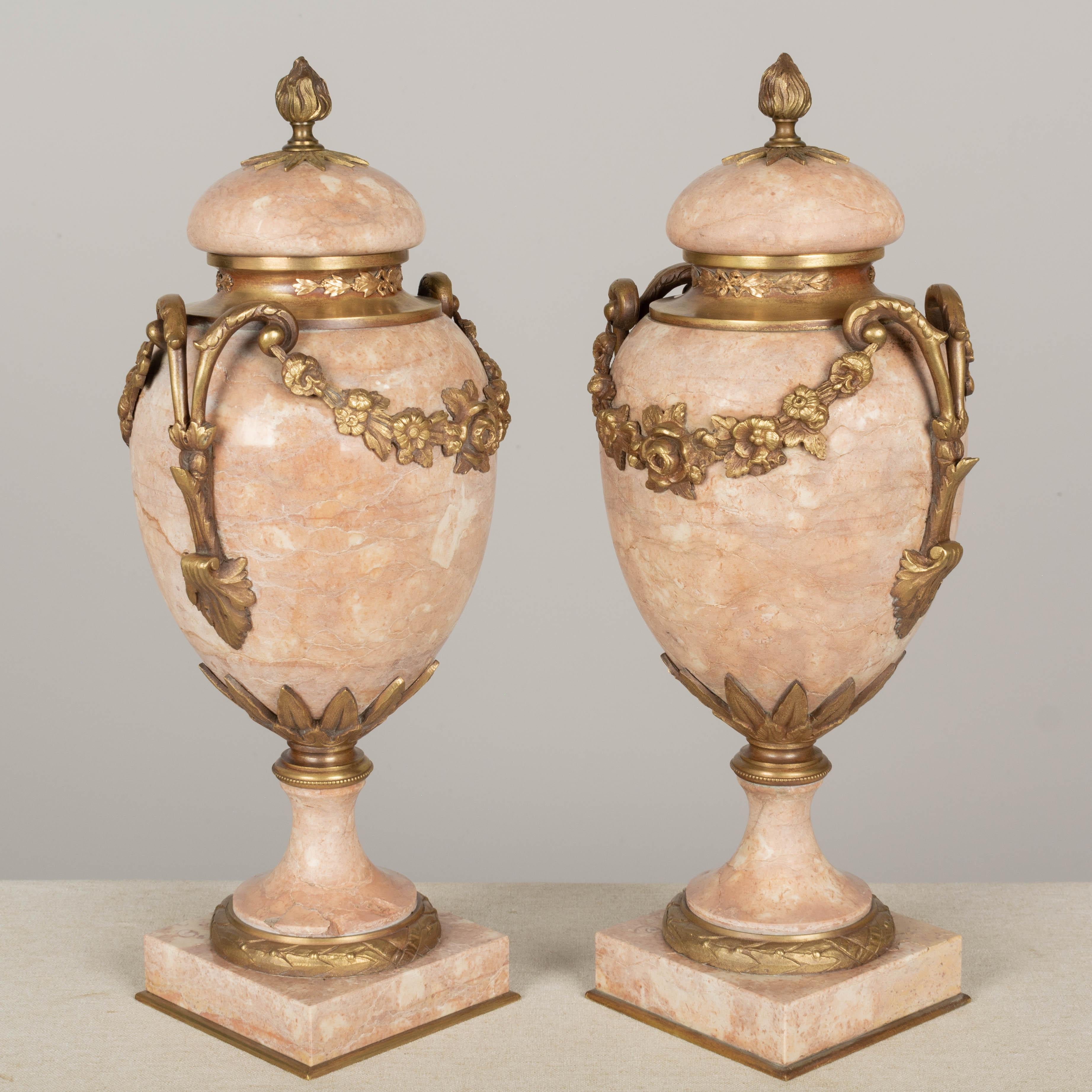 19. Jahrhundert Französisch Marmor und Ormolu Cassolettes Paar im Angebot 1