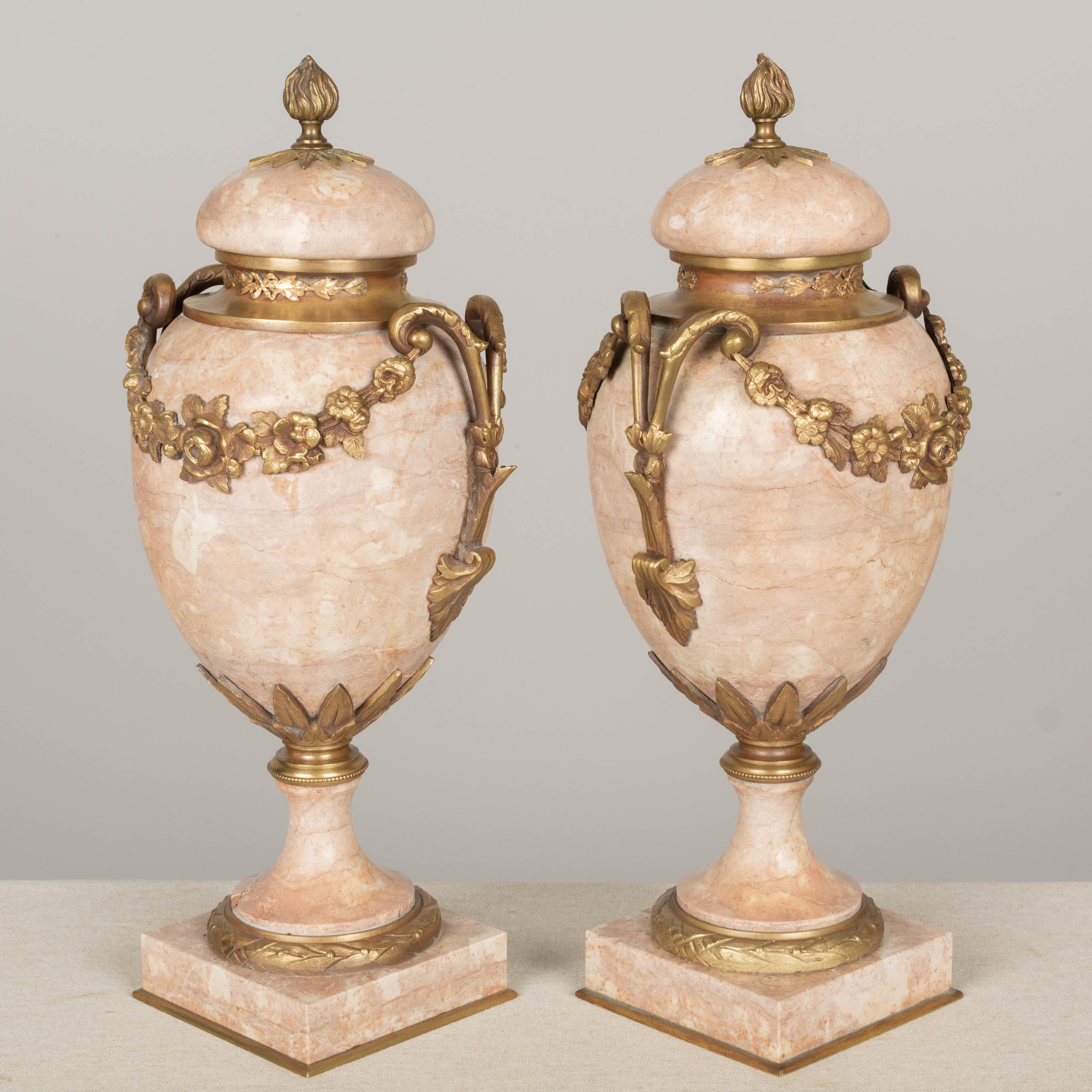 Bronze Paire de Cassolettes françaises du 19ème siècle en marbre et bronze doré en vente