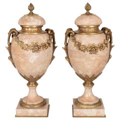 Pareja de cassolettes francesas de mármol y ormolu del siglo XIX