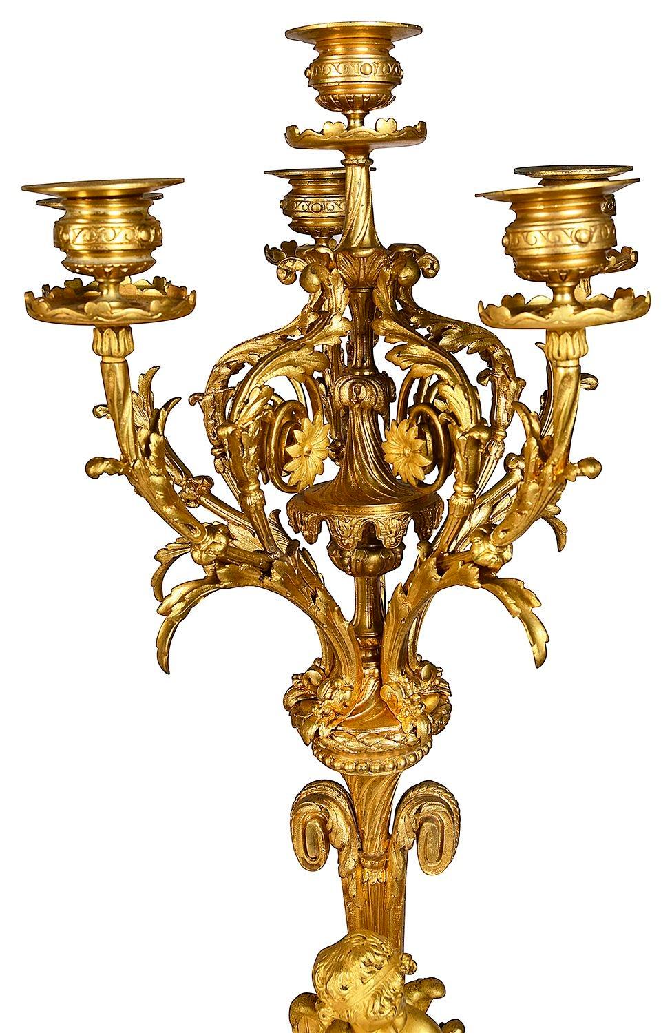 Doré Garniture de pendule en marbre et bronze doré du 19e siècle. en vente