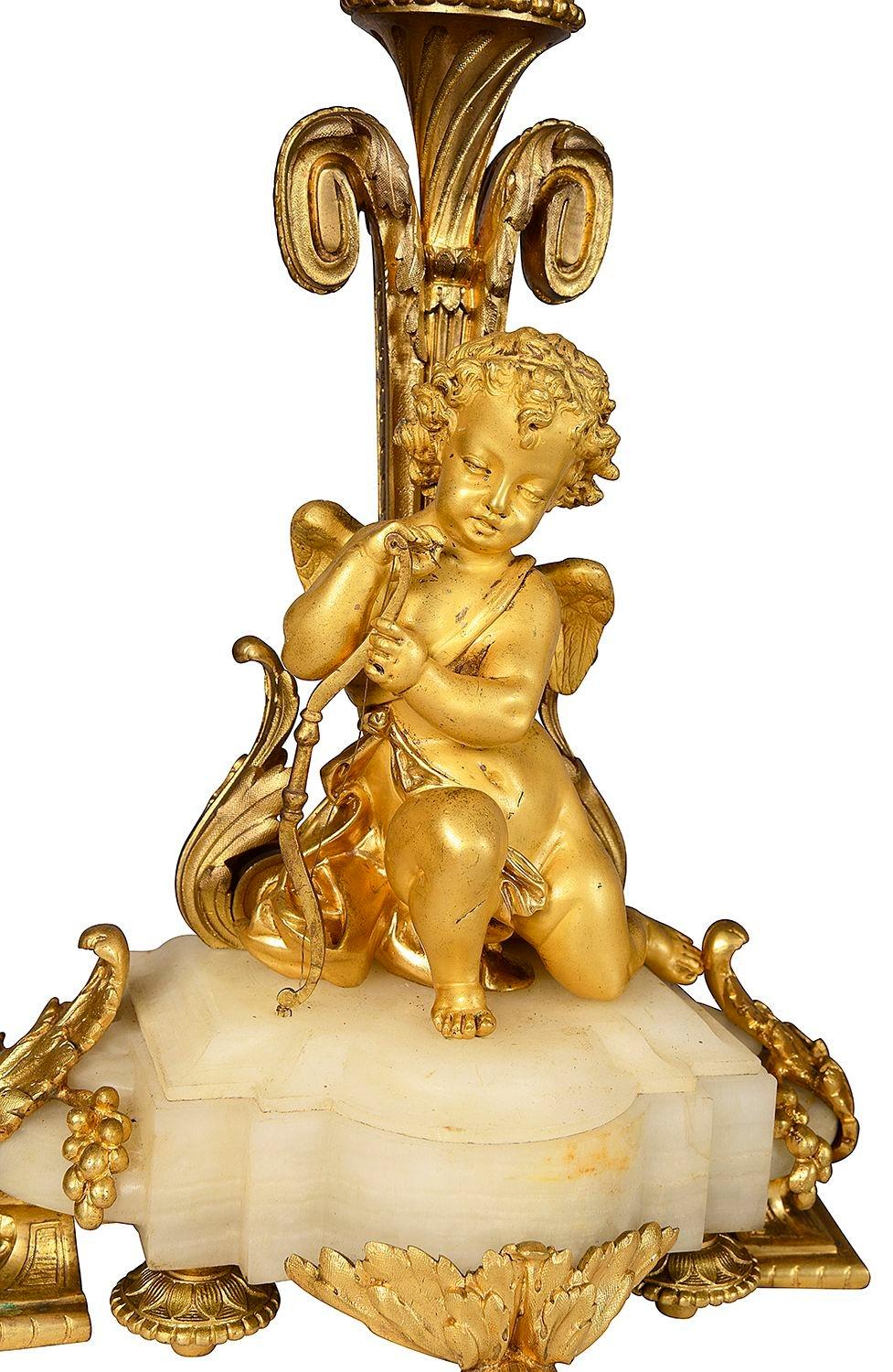 XIXe siècle Garniture de pendule en marbre et bronze doré du 19e siècle. en vente