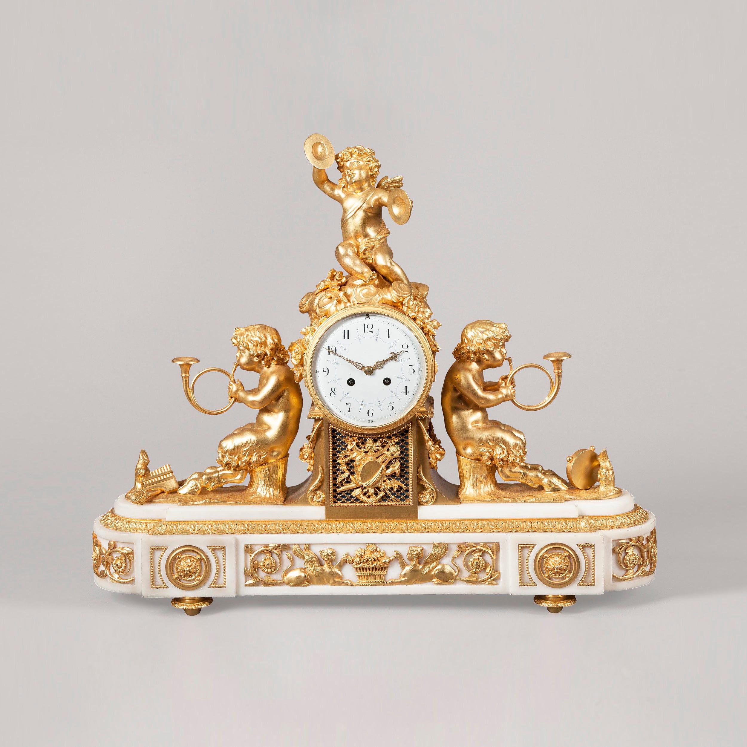 Pendule de cheminée de style Louis XV.

Construite en marbre blanc de Carrare et en bronze doré, la base de forme rectangulaire aux extrémités arquées repose sur des pieds toupies dorés et présente des sphinx dorés opposés ainsi que des montures