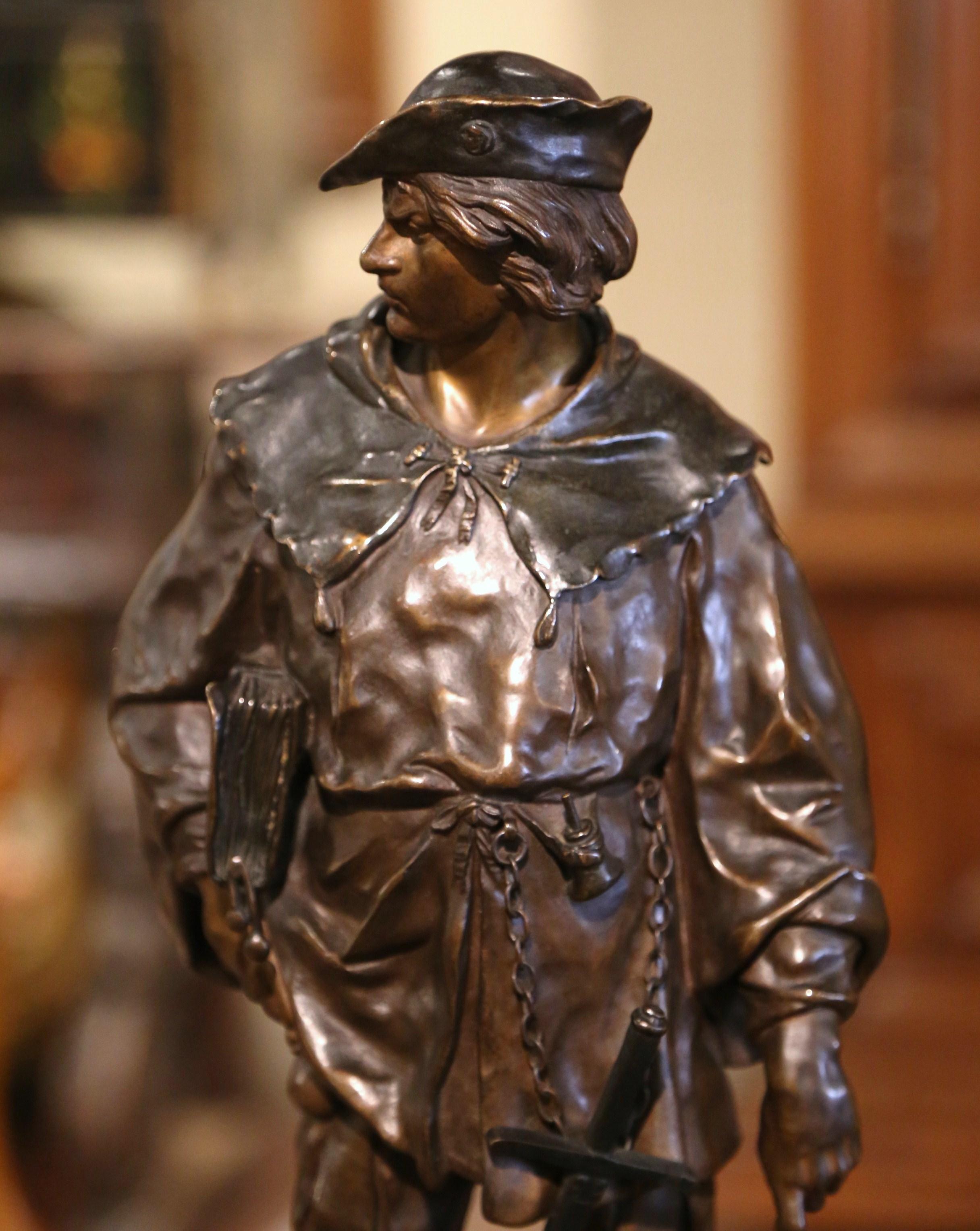 Ce magnifique personnage en bronze ancien a été créé en France vers 1880. La sculpture réaliste, intitulée au recto : 