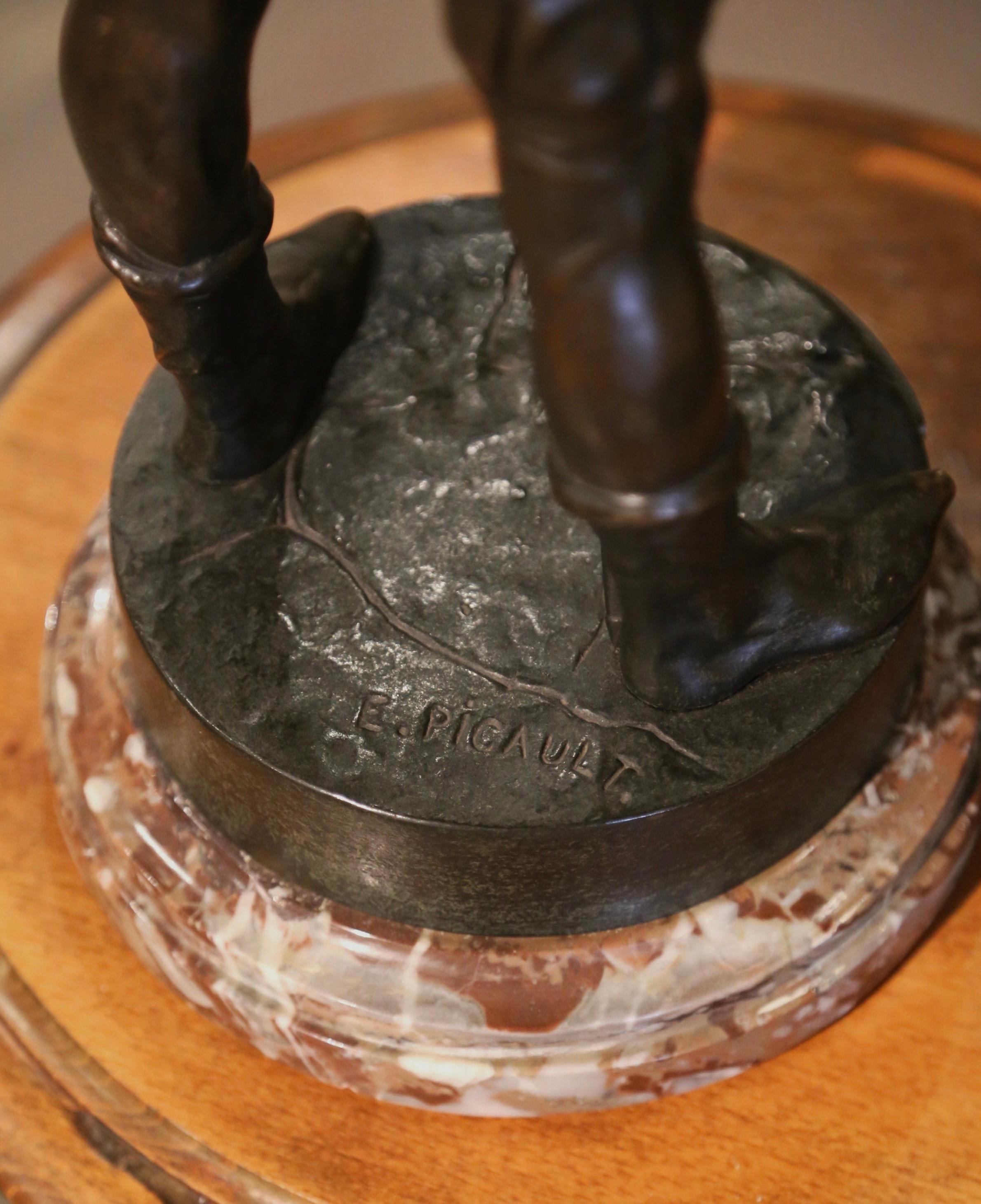 Französische Bronzeskulptur „Escholier“ mit Marmorsockel aus dem 19. Jahrhundert, signiert E. Picault im Zustand „Hervorragend“ im Angebot in Dallas, TX