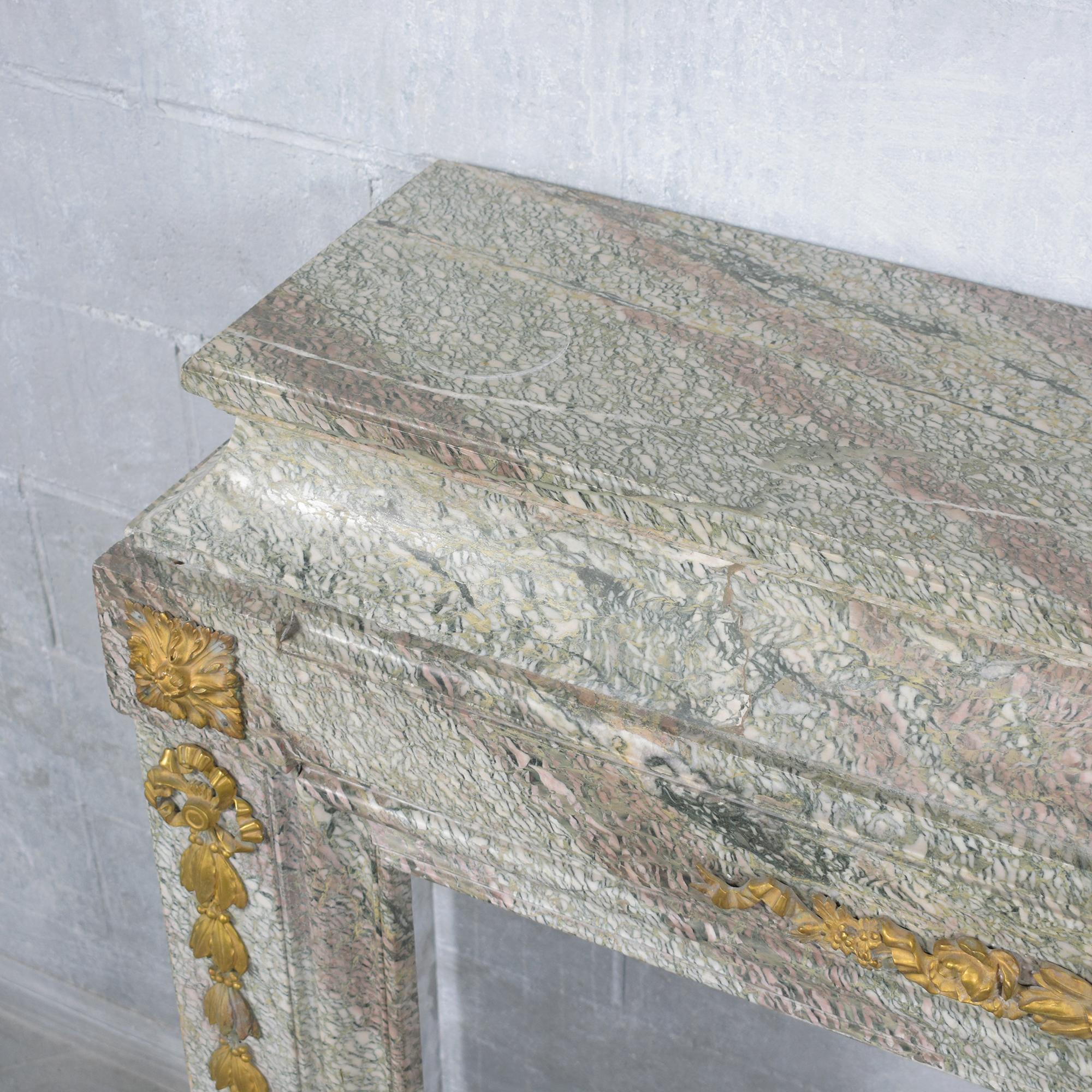 19. Jahrhundert Französisch Marmor und Messing Mantel Kamin: Restaurierte Eleganz 7