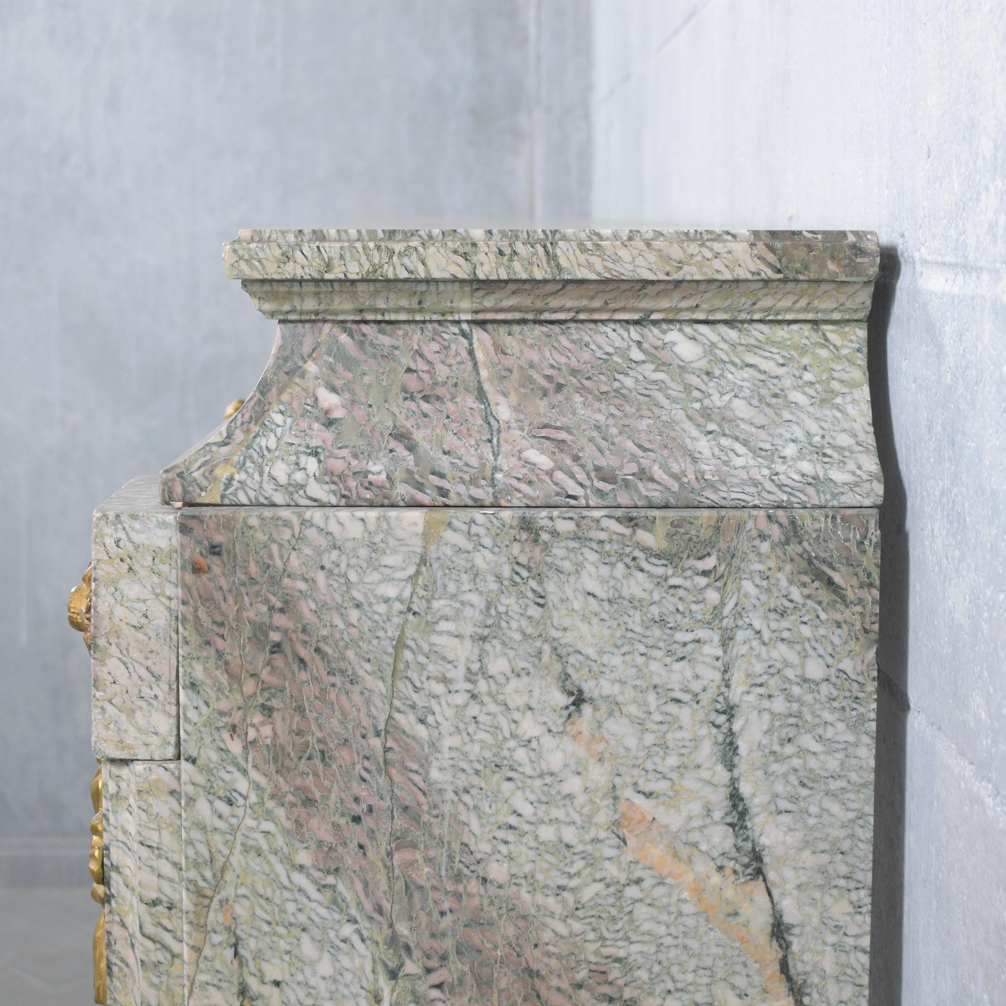 19. Jahrhundert Französisch Marmor und Messing Mantel Kamin: Restaurierte Eleganz 9