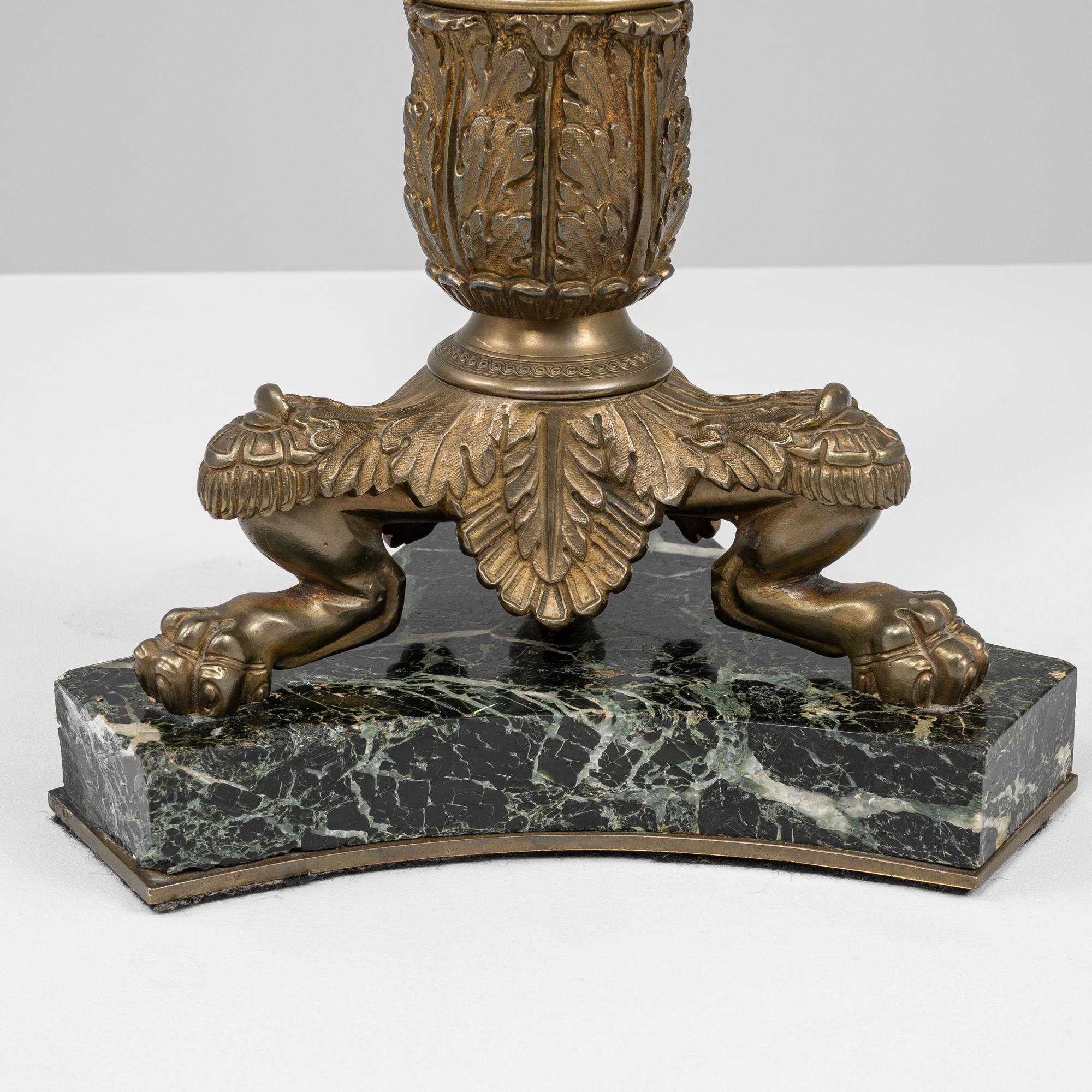 Lámpara de mesa francesa de mármol y latón del siglo XIX en venta 6